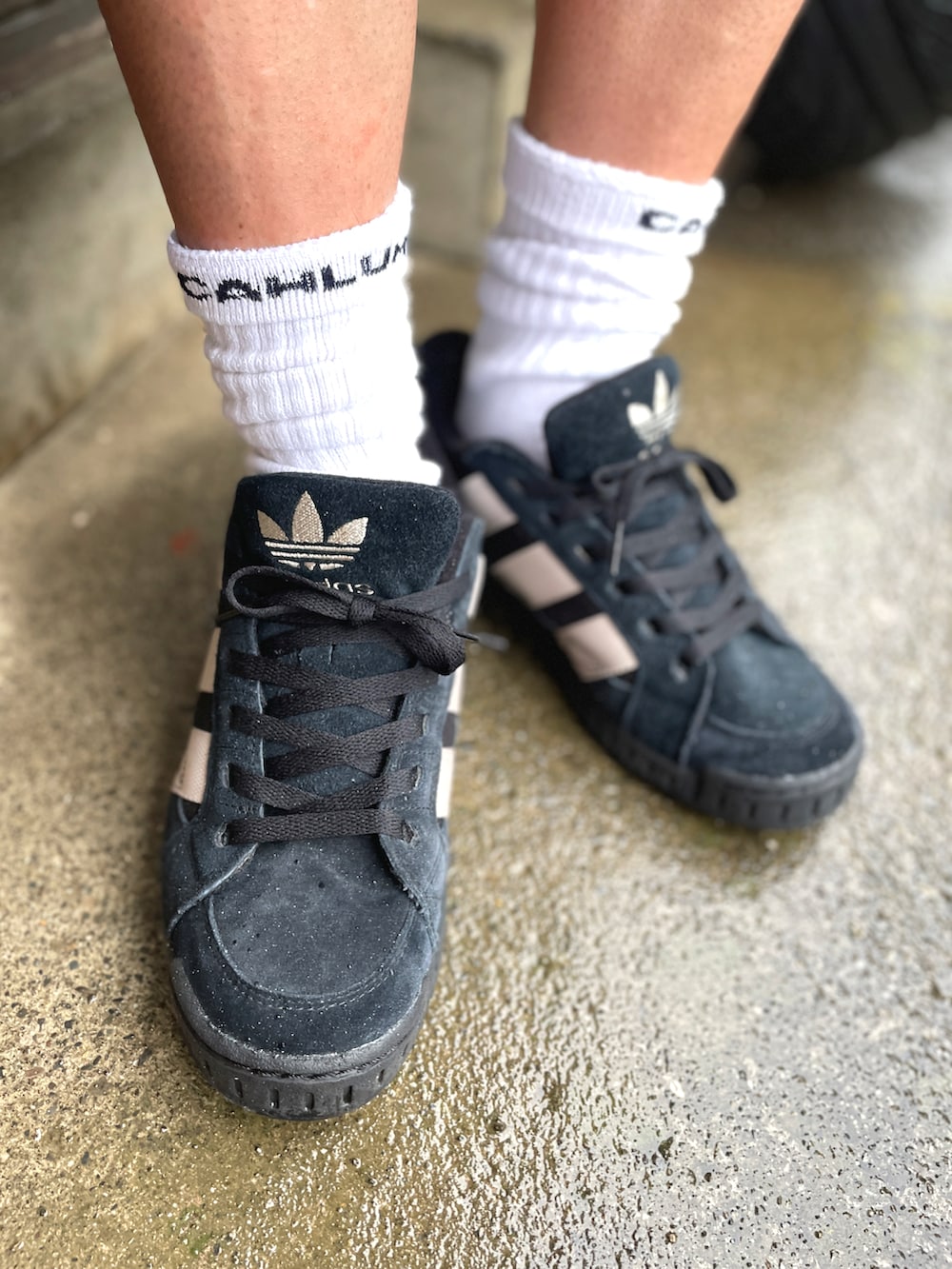 ブルー系のTシャツ/カットソー、ブルー系のその他パンツ、ブラック系のスニーカーを着用したメンズの秋コーディネートの3枚目の写真