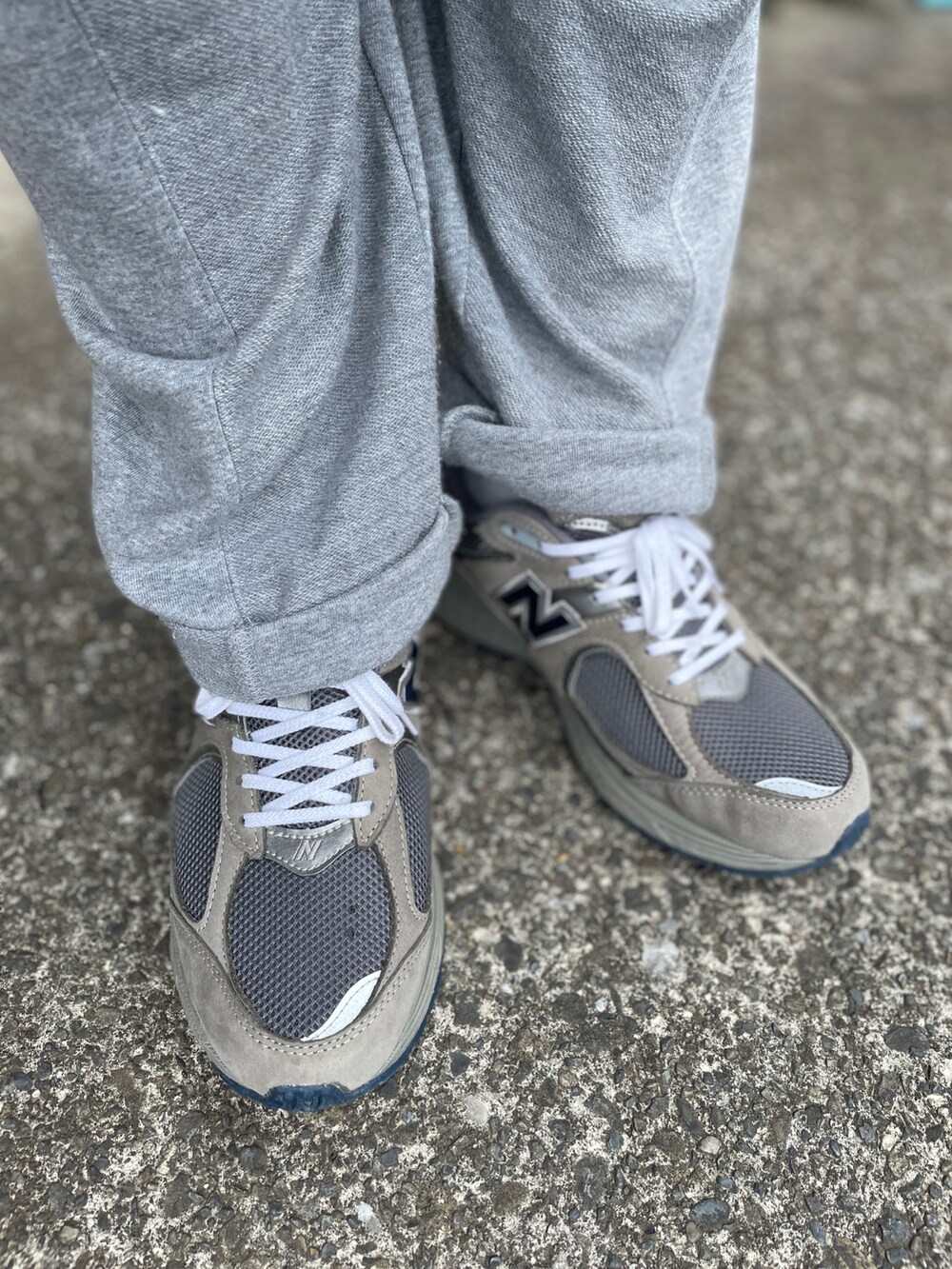 グレー系のスニーカー、グレー系のその他パンツ、グレー系のTシャツ/カットソーを着用したメンズの夏コーディネートの2枚目の写真