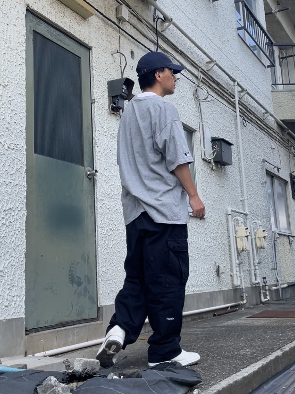 ブルー系のカーゴパンツ、グレー系のTシャツ/カットソー、ホワイト系のスニーカーを着用したメンズの秋コーディネートの2枚目の写真