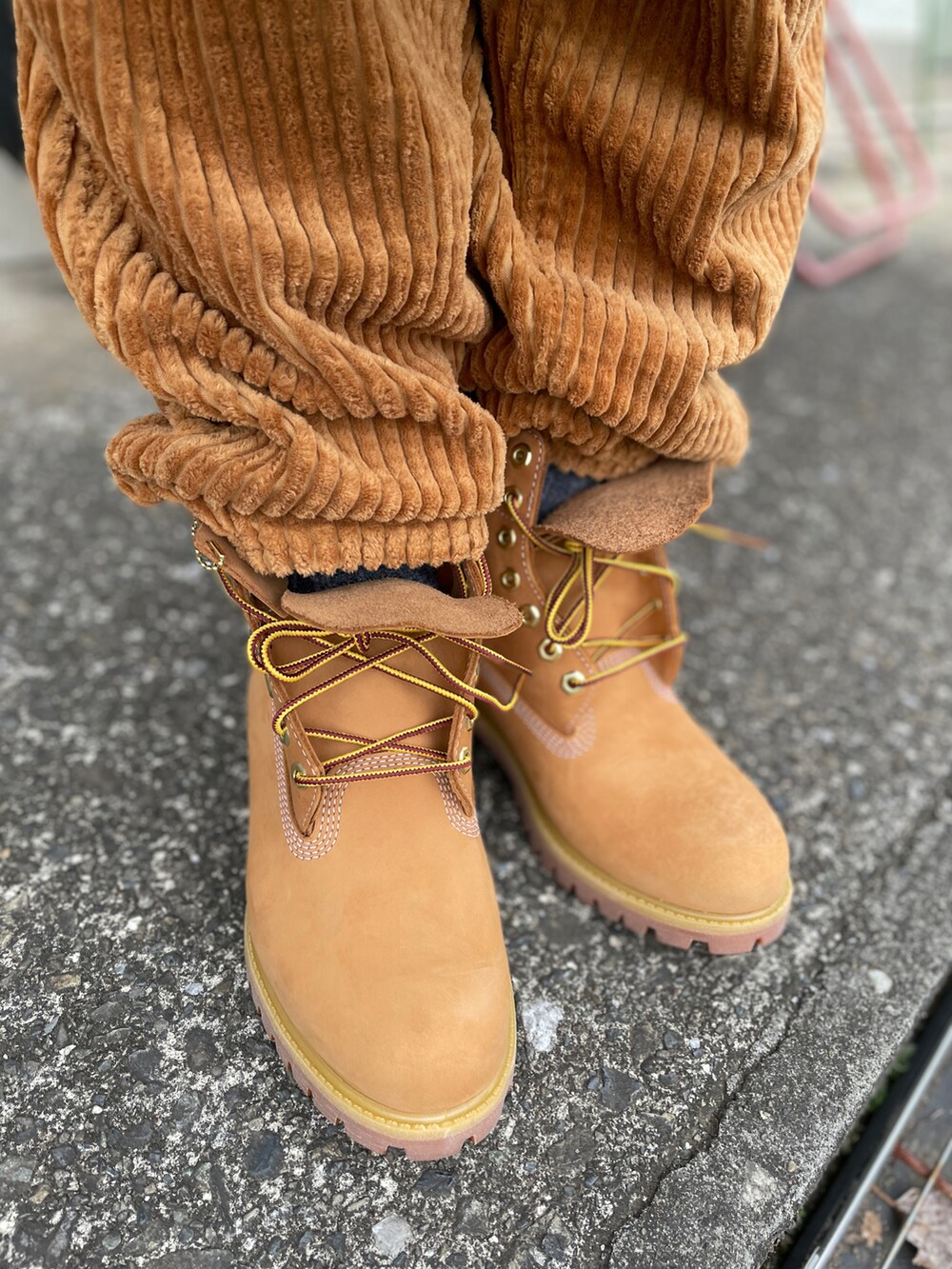 イエロー系のブーツ、ブラウン系のその他パンツ、ブルー系のトップスを着用したメンズの冬コーディネートの3枚目の写真