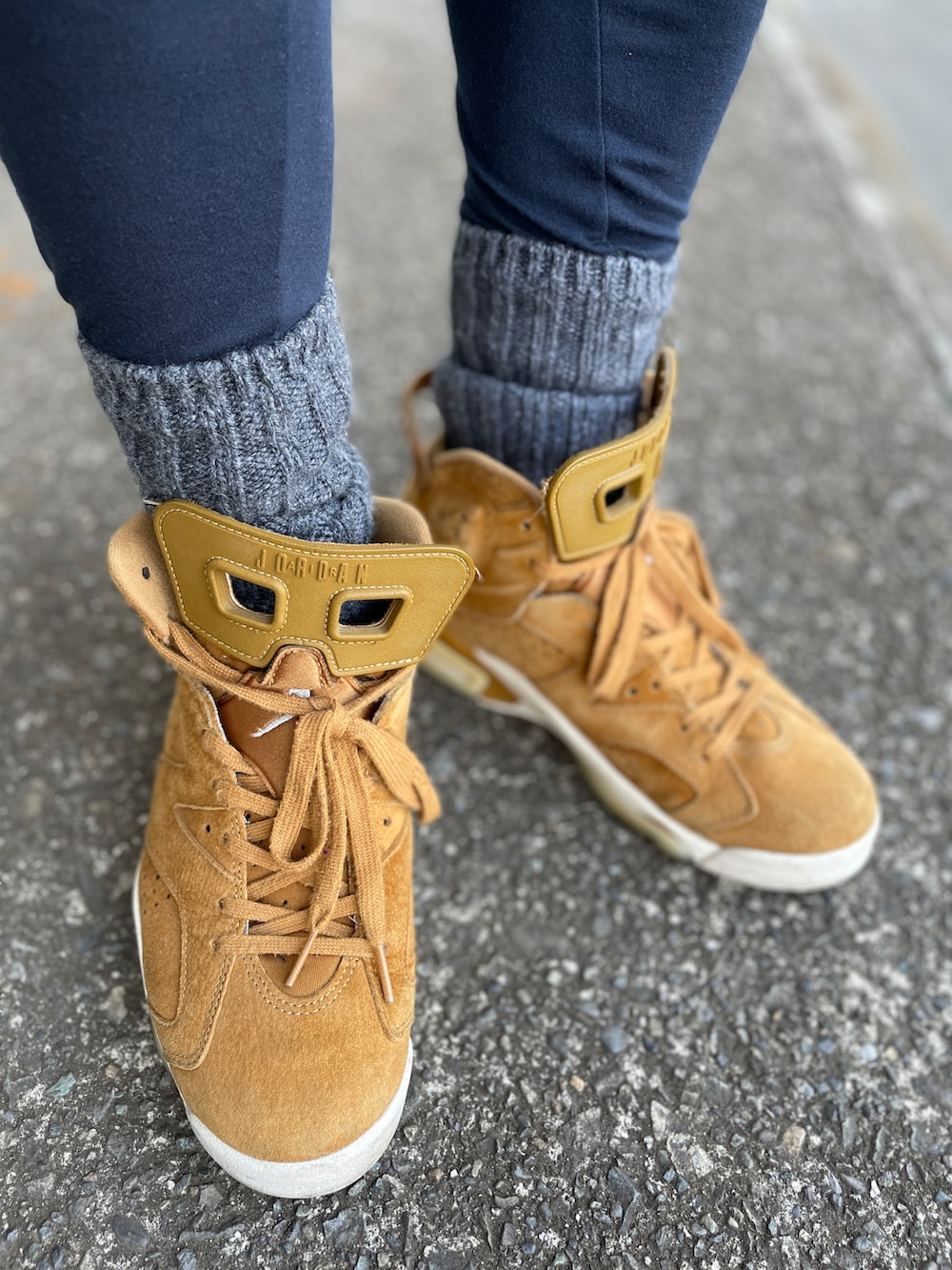 ブラウン系のスニーカー、ブルー系のその他パンツ、ブルー系のTシャツ/カットソーを着用したメンズの春コーディネートの3枚目の写真