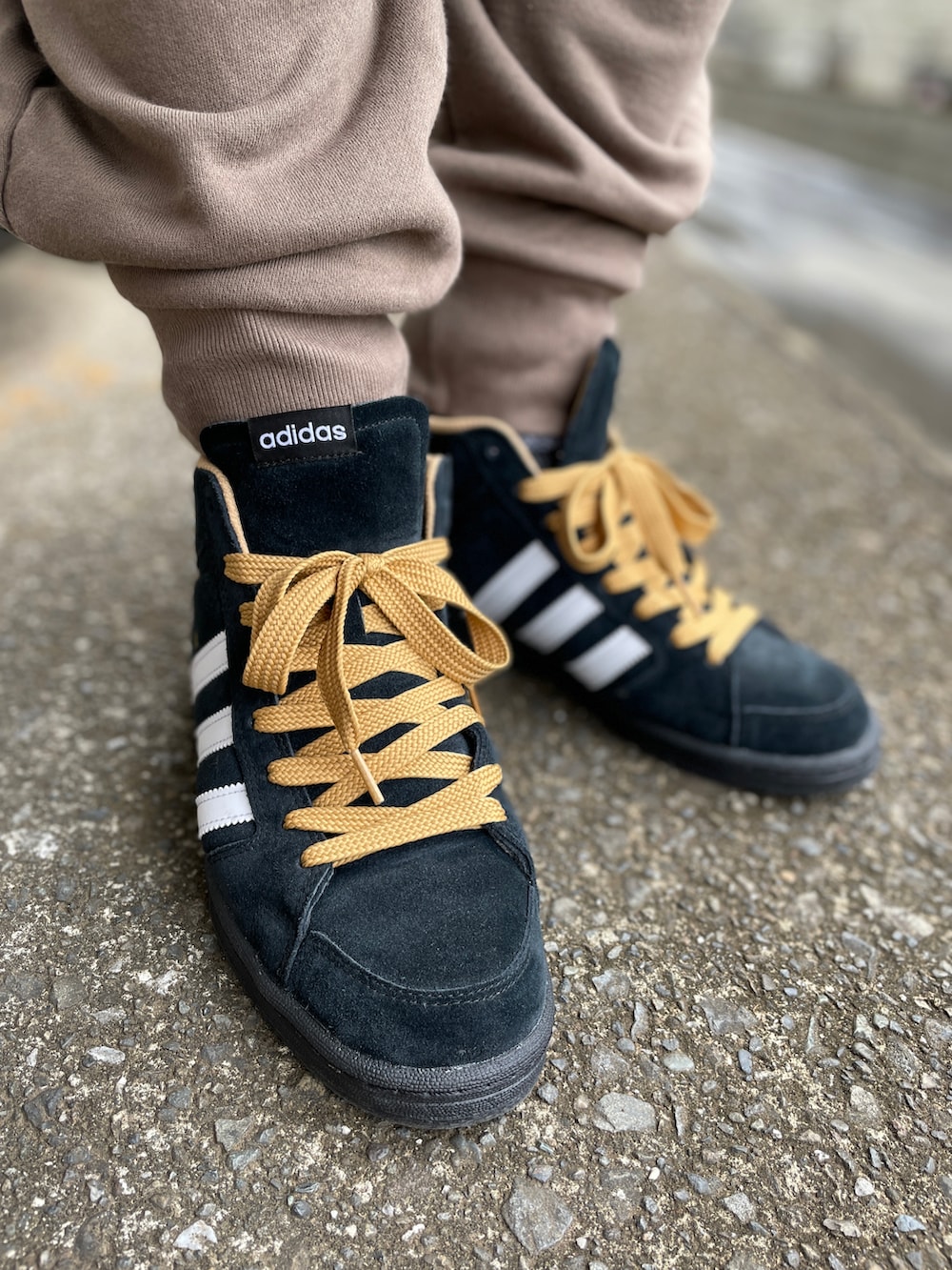 ブラック系のスニーカー、ブラウン系のパンツ、ブラック系のTシャツ/カットソーを着用したメンズの春コーディネートの3枚目の写真