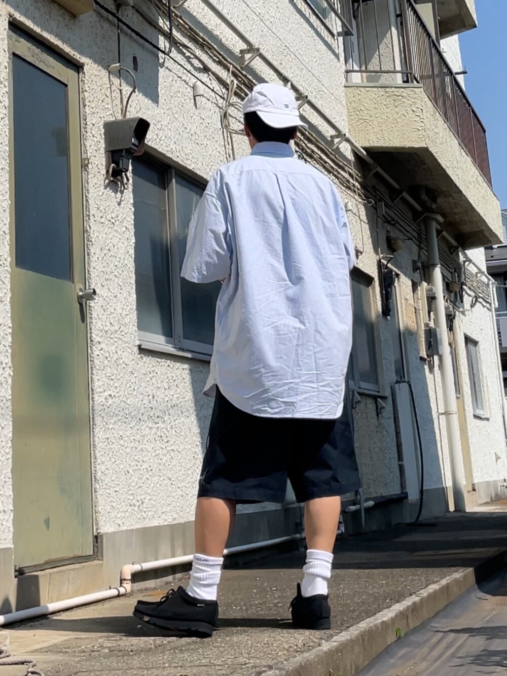 ブラック系のブーツ、ブルー系のシャツ/ブラウス、ブルー系のその他パンツを着用したメンズの夏コーディネートの2枚目の写真