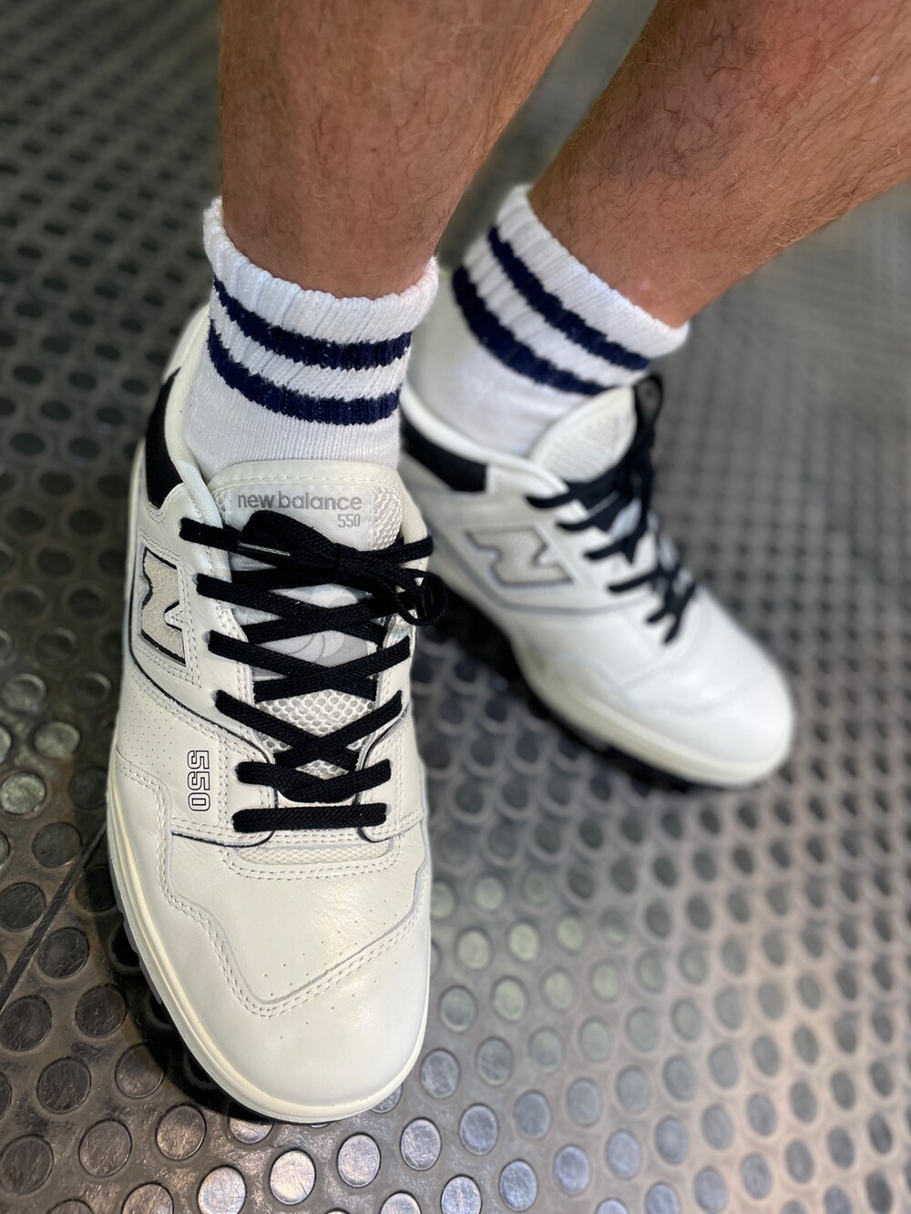 ホワイト系のスニーカー、グリーン系のパンツ、ホワイト系のTシャツ/カットソーを着用したメンズの秋コーディネートの3枚目の写真