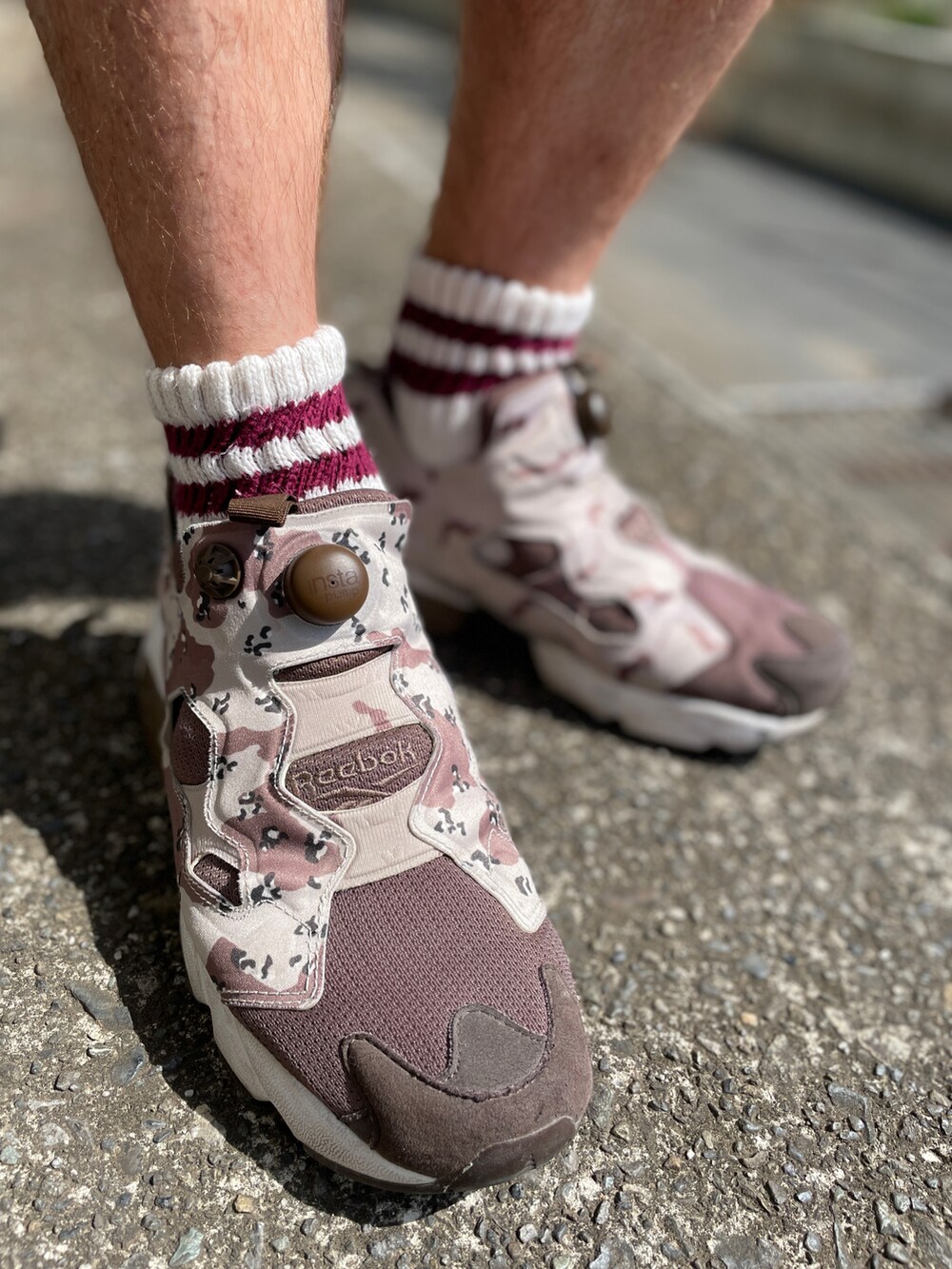 ブラウン系のスニーカー、グレー系のその他パンツ、レッド系のスウェットを着用したメンズの春コーディネートの5枚目の写真