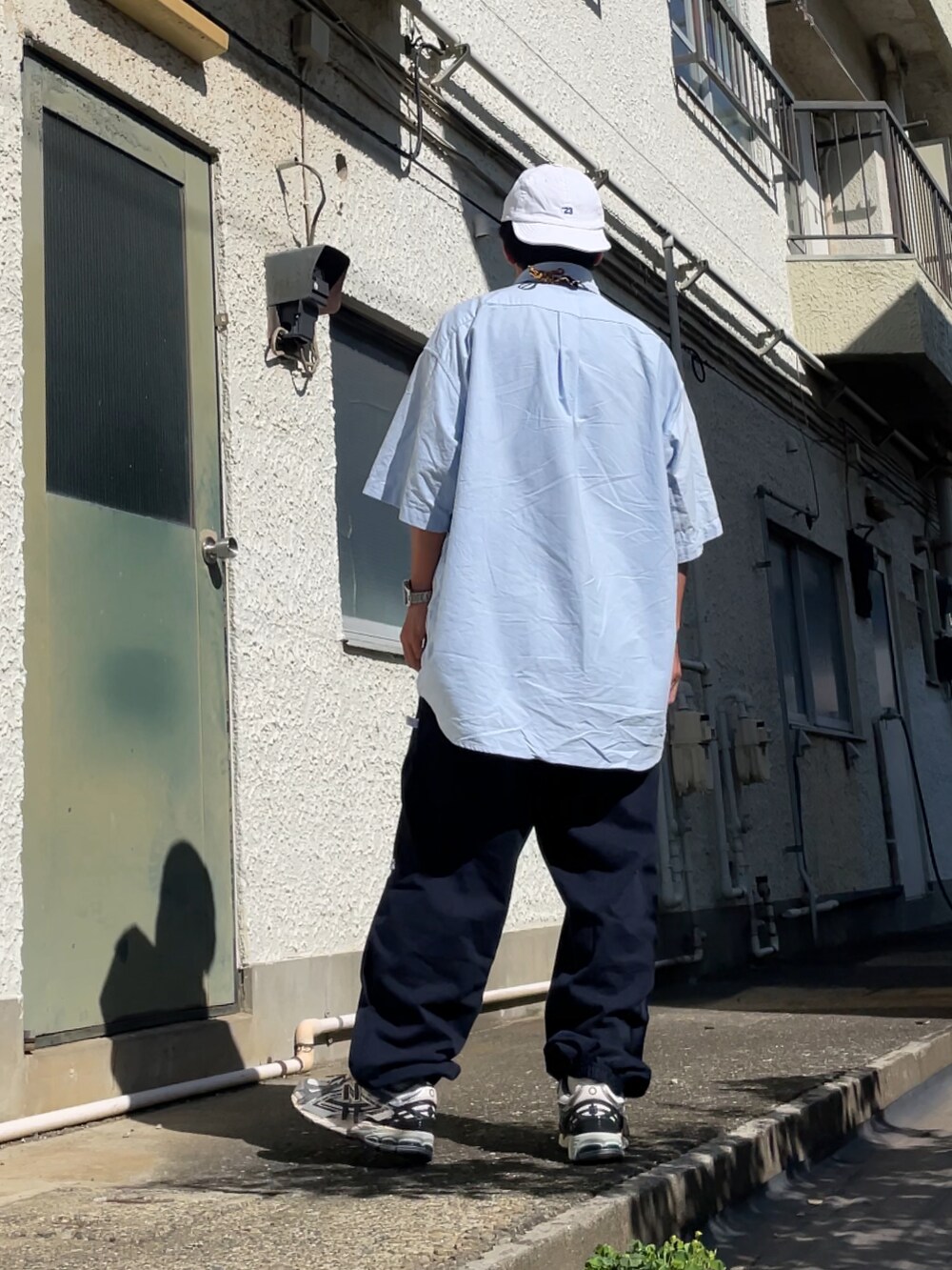 ホワイト系のスニーカー、ブルー系のその他パンツ、ブルー系のシャツ/ブラウスを着用したメンズの夏コーディネートの2枚目の写真