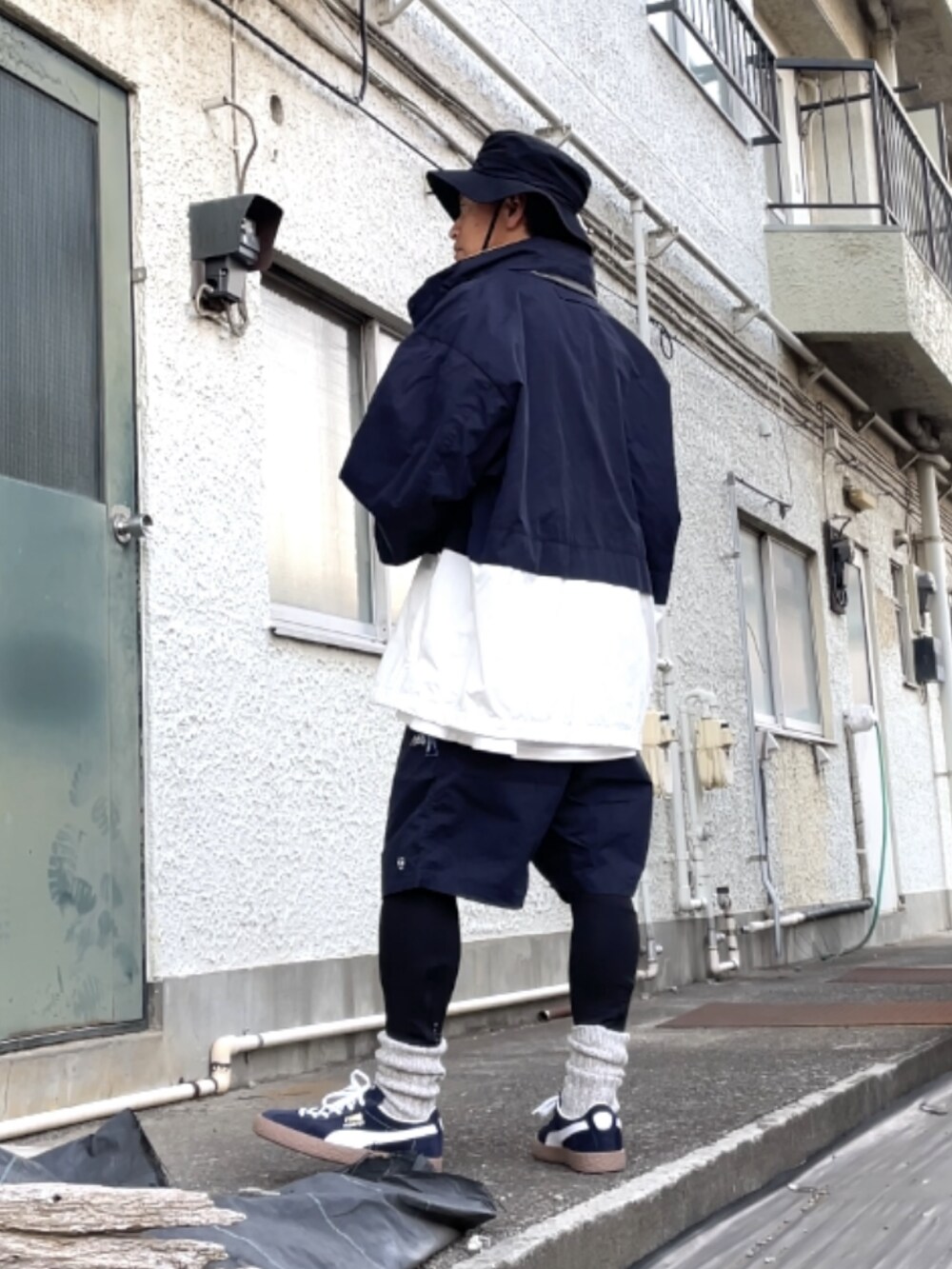 ブルー系のスニーカー、ブルー系のその他パンツ、ホワイト系のスウェットを着用したメンズの春コーディネートの2枚目の写真