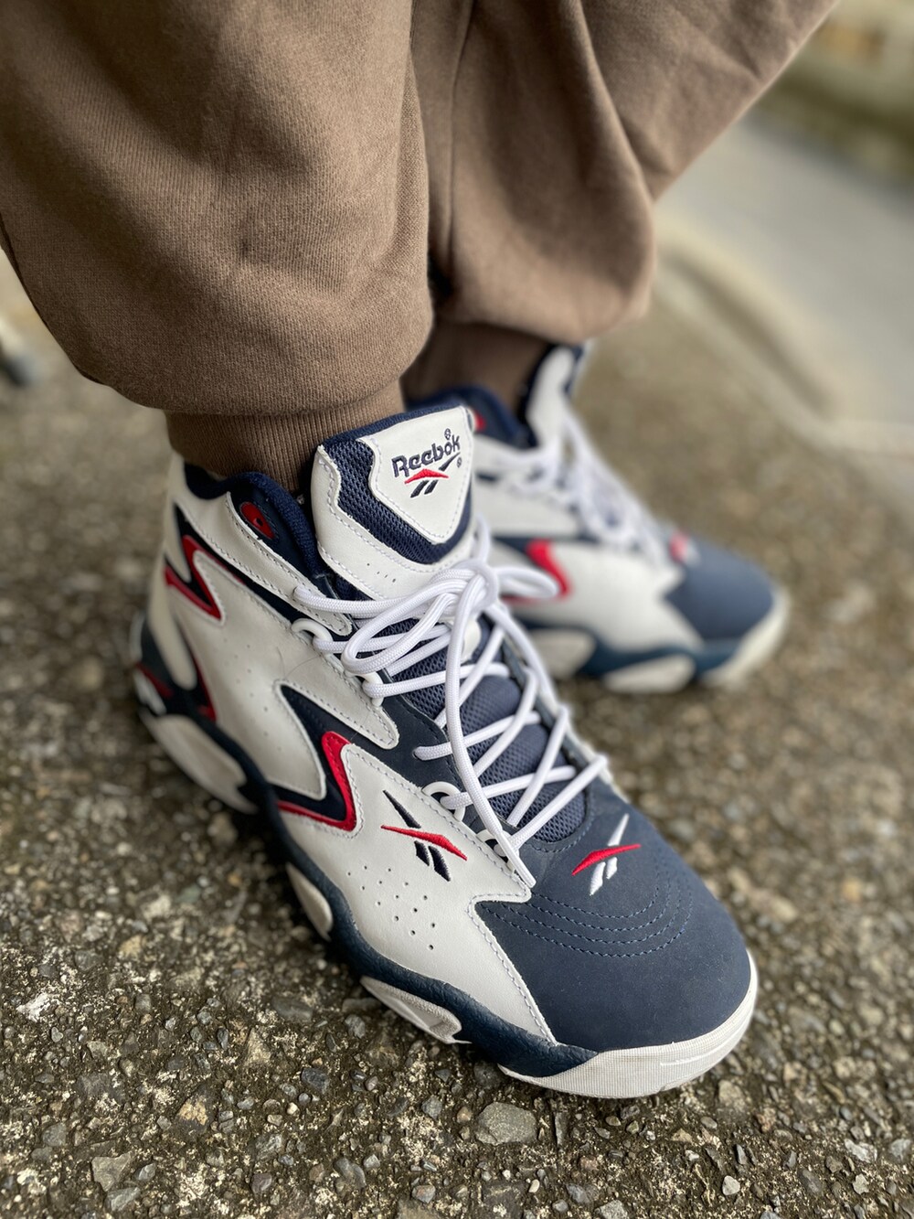 ホワイト系のスニーカー、ブラウン系のパンツ、ホワイト系のTシャツ/カットソーを着用したメンズの秋コーディネートの3枚目の写真