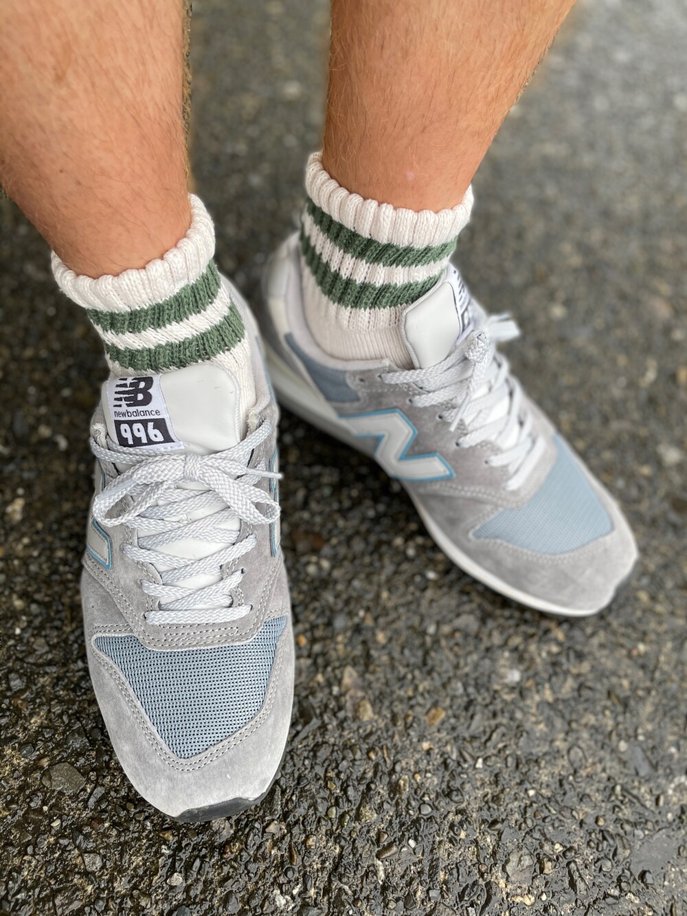 グレー系のスニーカー、グリーン系のその他パンツ、ホワイト系のTシャツ/カットソーを着用したメンズの夏コーディネートの2枚目の写真