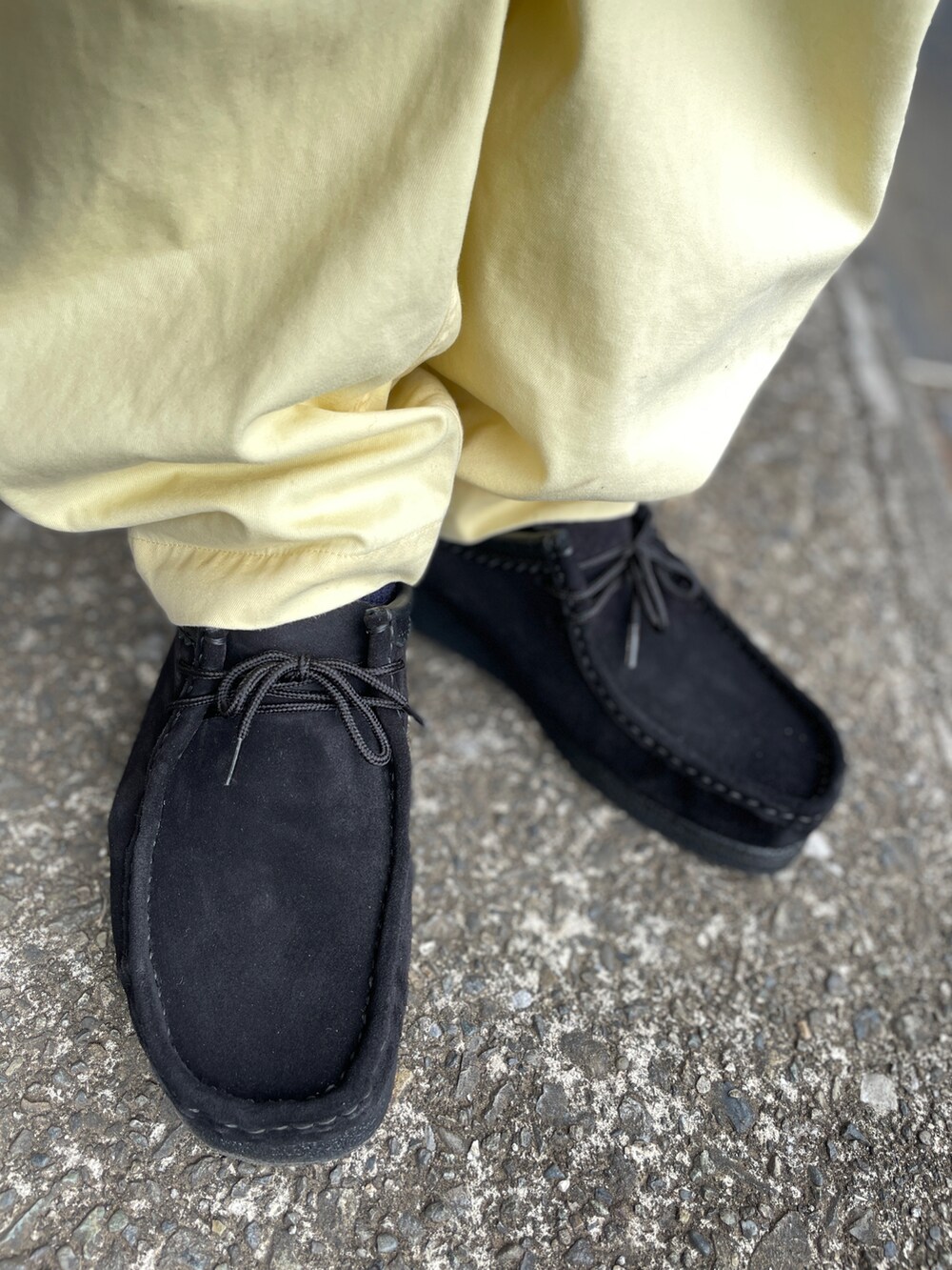 ブラック系のモカシン/デッキシューズ、イエロー系のその他パンツ、ブラック系のMA-1を着用したメンズの春コーディネートの3枚目の写真