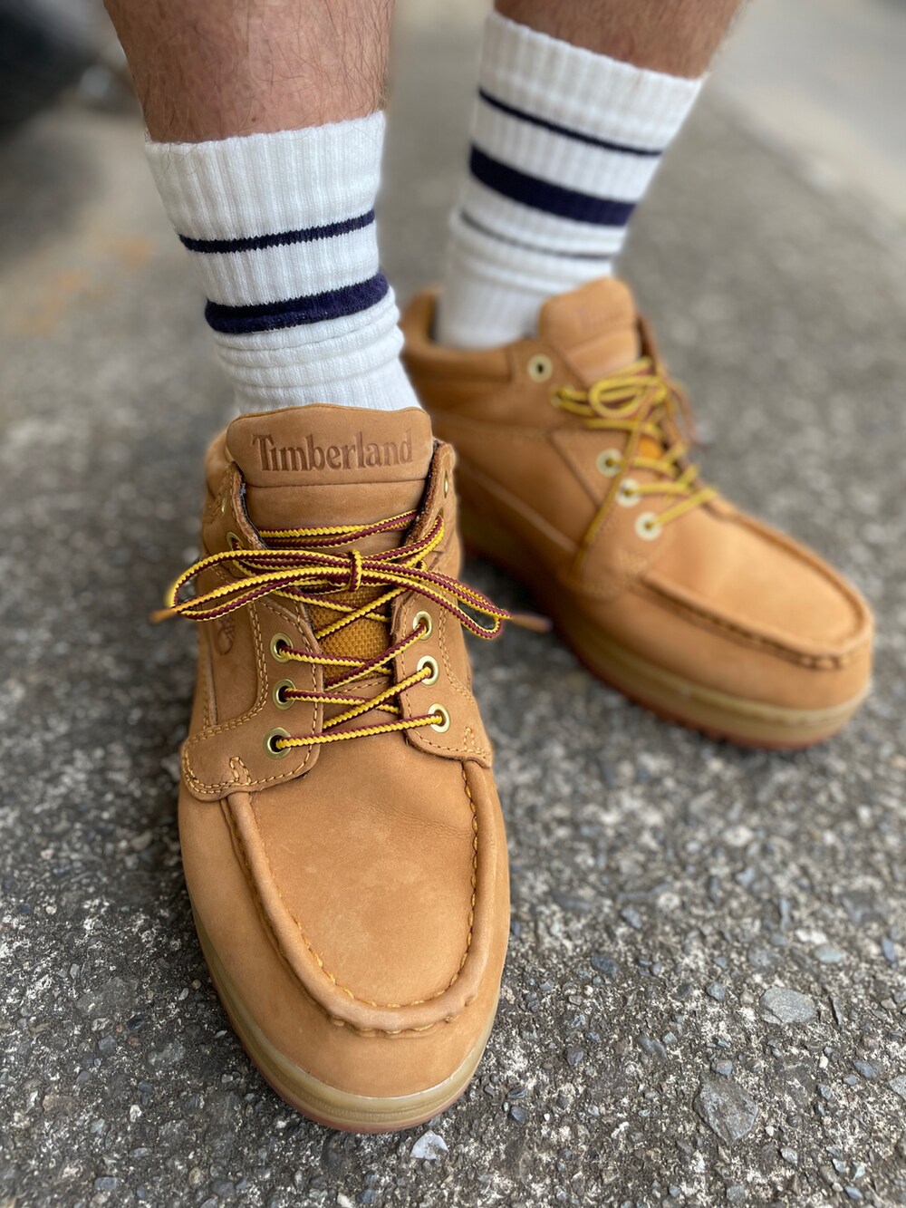 グリーン系のブーツ、ブルー系のその他パンツ、ブルー系のTシャツ/カットソーを着用したメンズの夏コーディネートの3枚目の写真