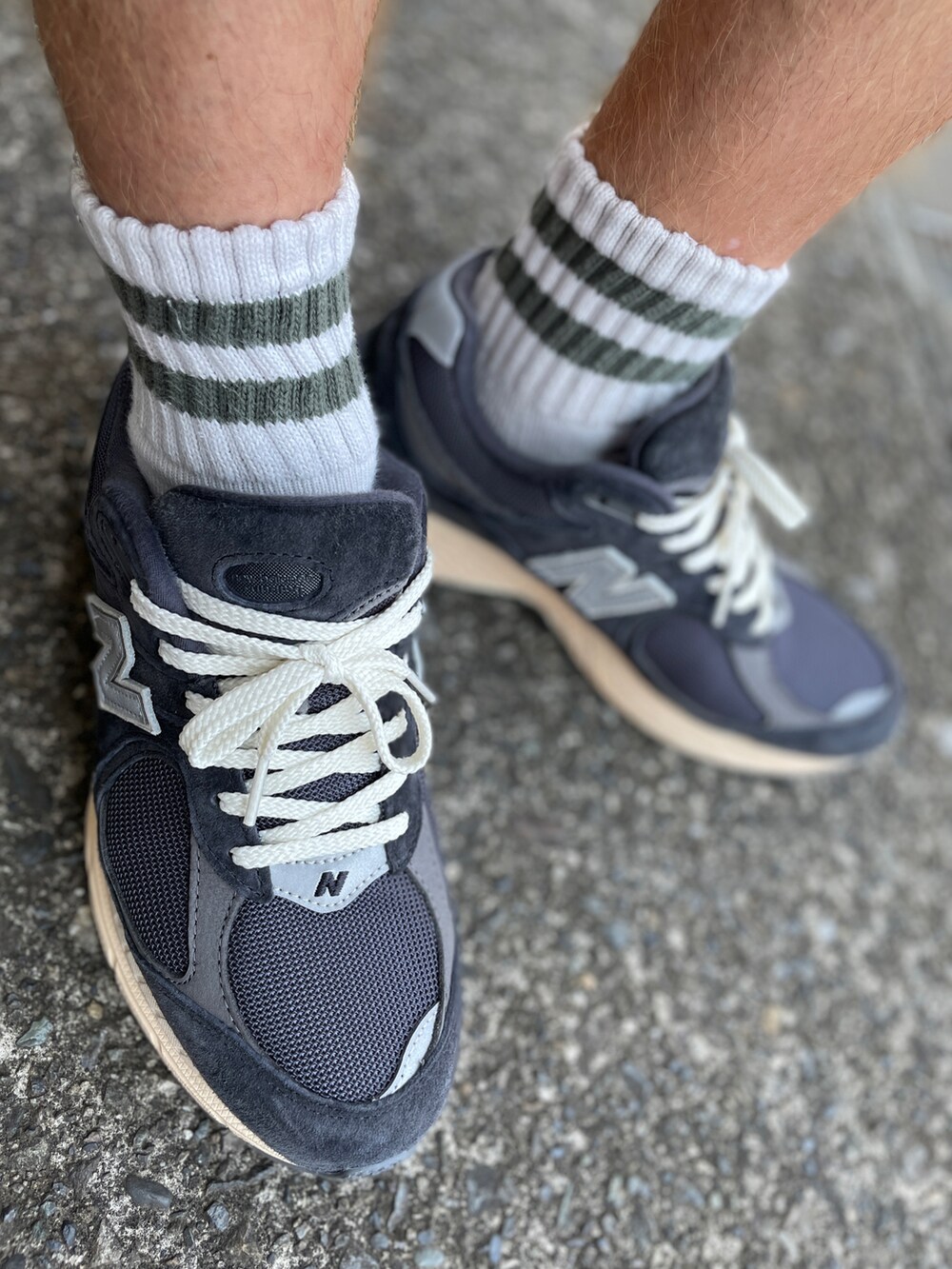 ブルー系のスニーカー、グレー系のその他パンツ、ブラック系のTシャツ/カットソーを着用したメンズの秋コーディネートの2枚目の写真
