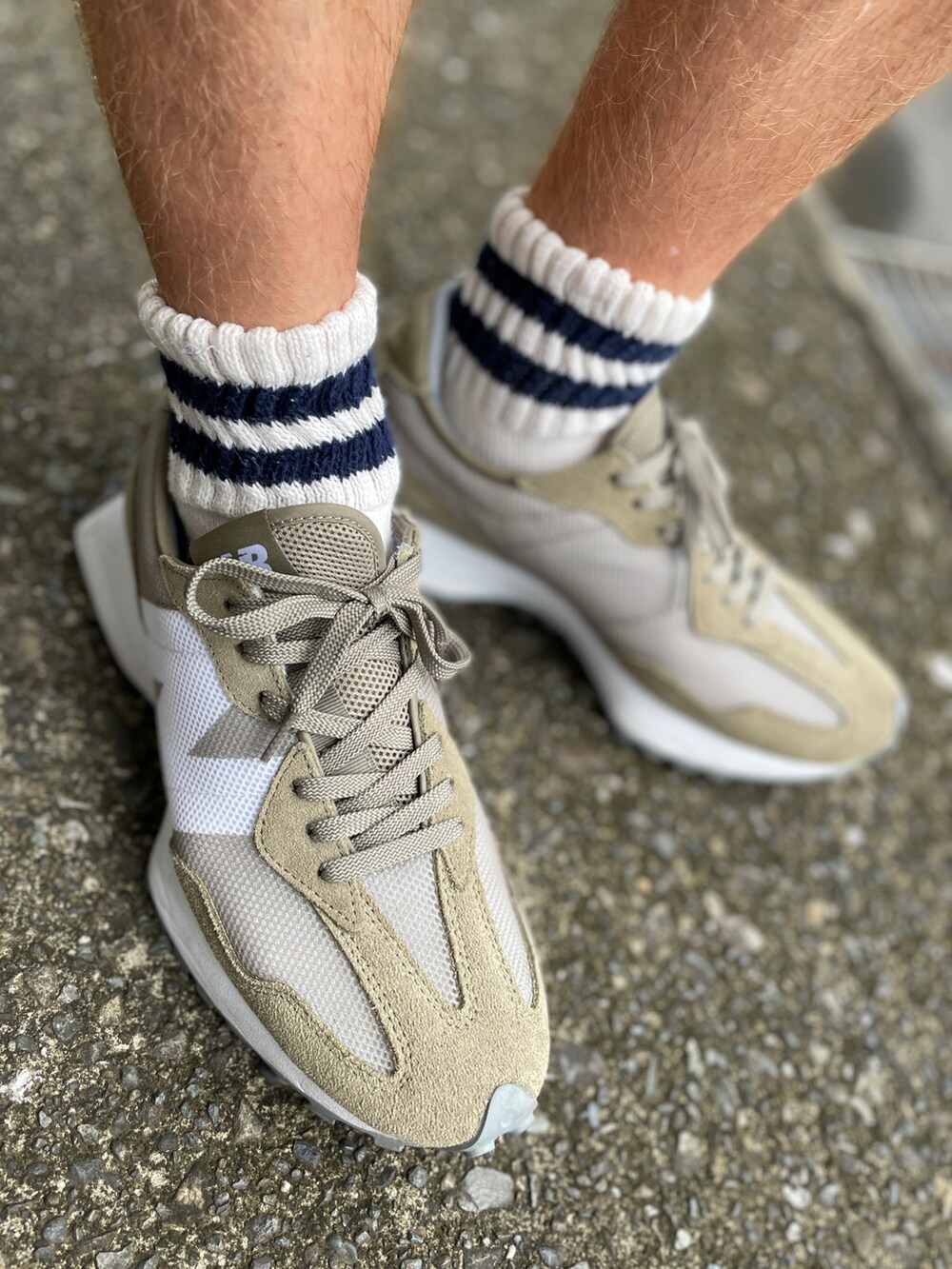 グリーン系のスニーカー、ブルー系のカーゴパンツ、グレー系のスウェットを着用したメンズの秋コーディネートの2枚目の写真