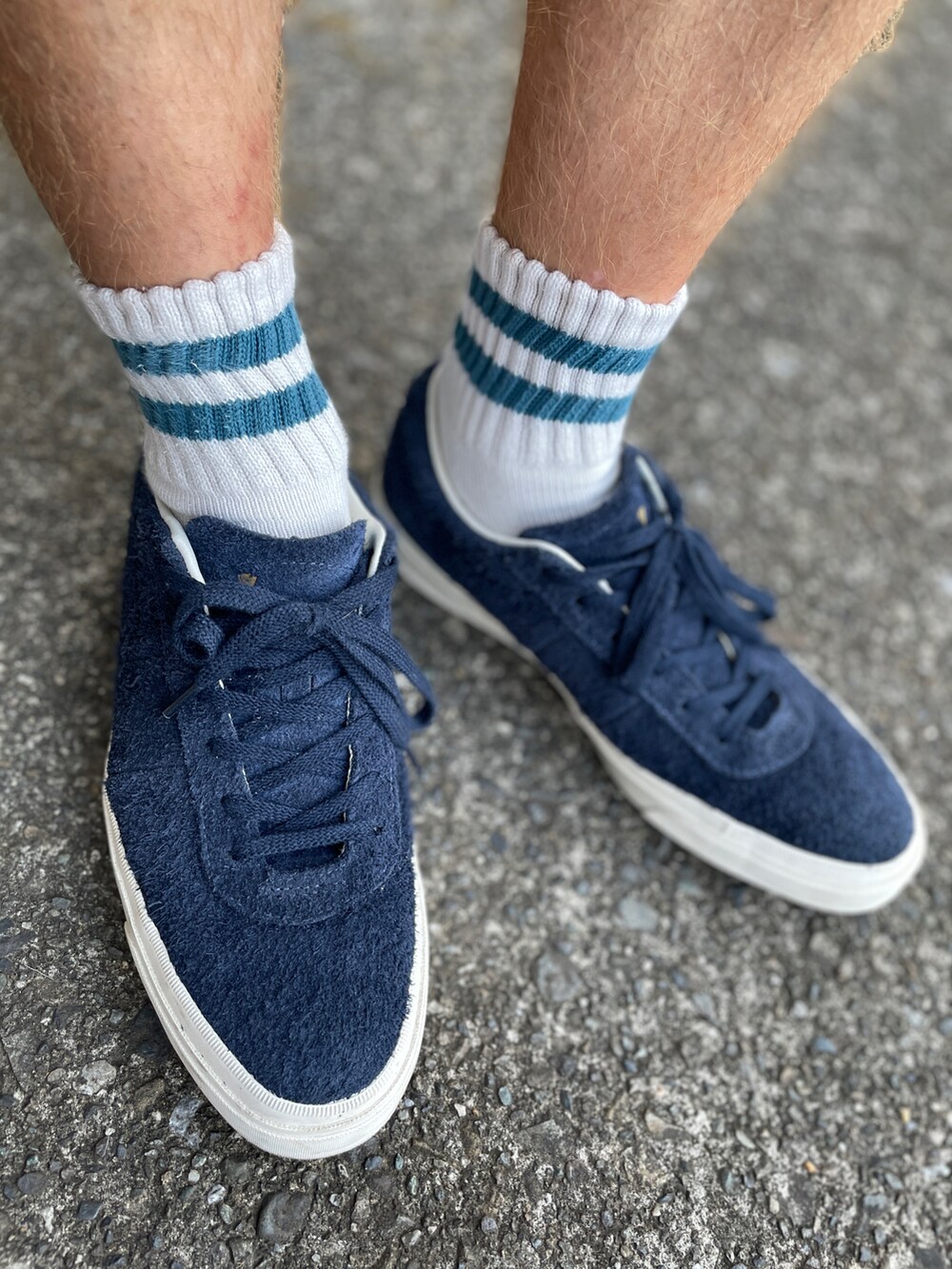 ブルー系のスニーカー、ブルー系のデニムパンツ、ホワイト系のTシャツ/カットソーを着用したメンズの秋コーディネートの2枚目の写真