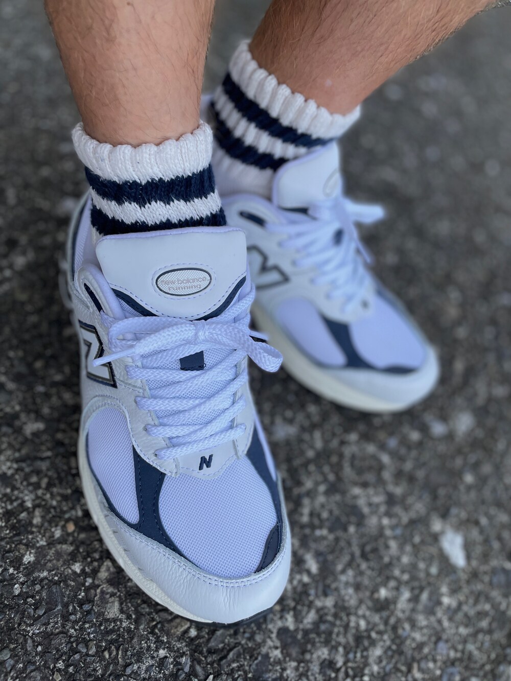 ホワイト系のスニーカー、ブルー系のカーゴパンツ、ホワイト系のTシャツ/カットソーを着用したメンズの秋コーディネートの3枚目の写真