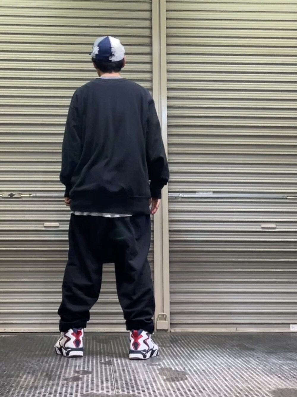 ホワイト系のスニーカー、ブラック系のその他パンツ、ブラック系のスウェットを着用したメンズの冬コーディネートの2枚目の写真