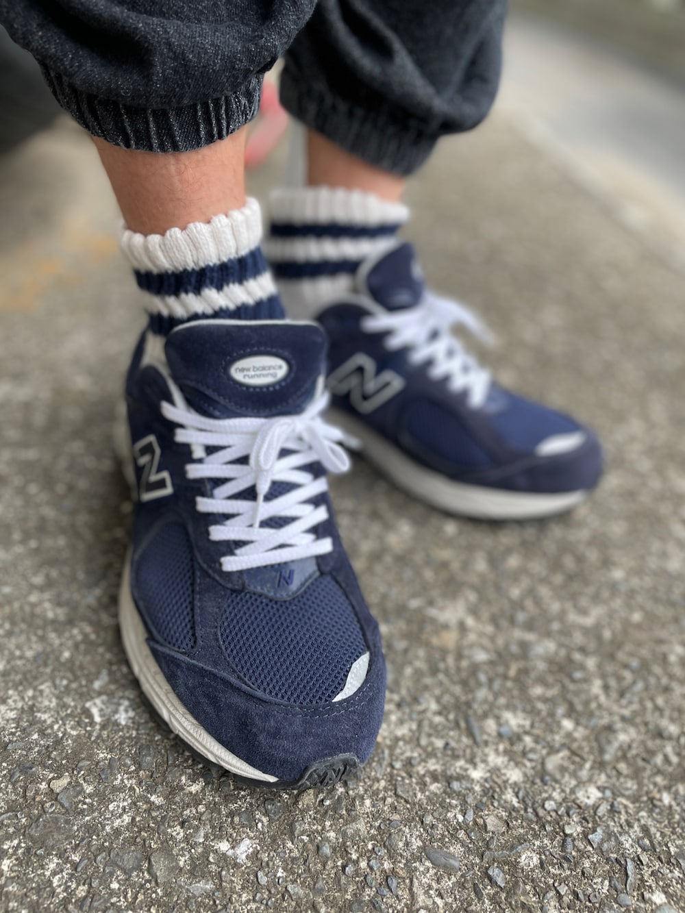 ブルー系のスニーカー、ブラック系のデニムパンツ、ブラック系のTシャツ/カットソーを着用したメンズの夏コーディネートの3枚目の写真