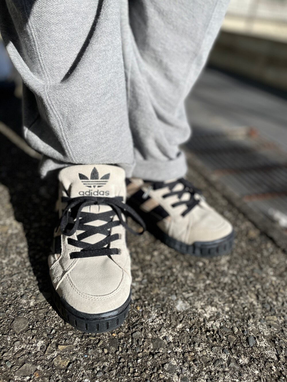 ベージュ系のスニーカー、グレー系のその他パンツ、ブラック系のスウェットを着用したメンズの秋コーディネートの3枚目の写真