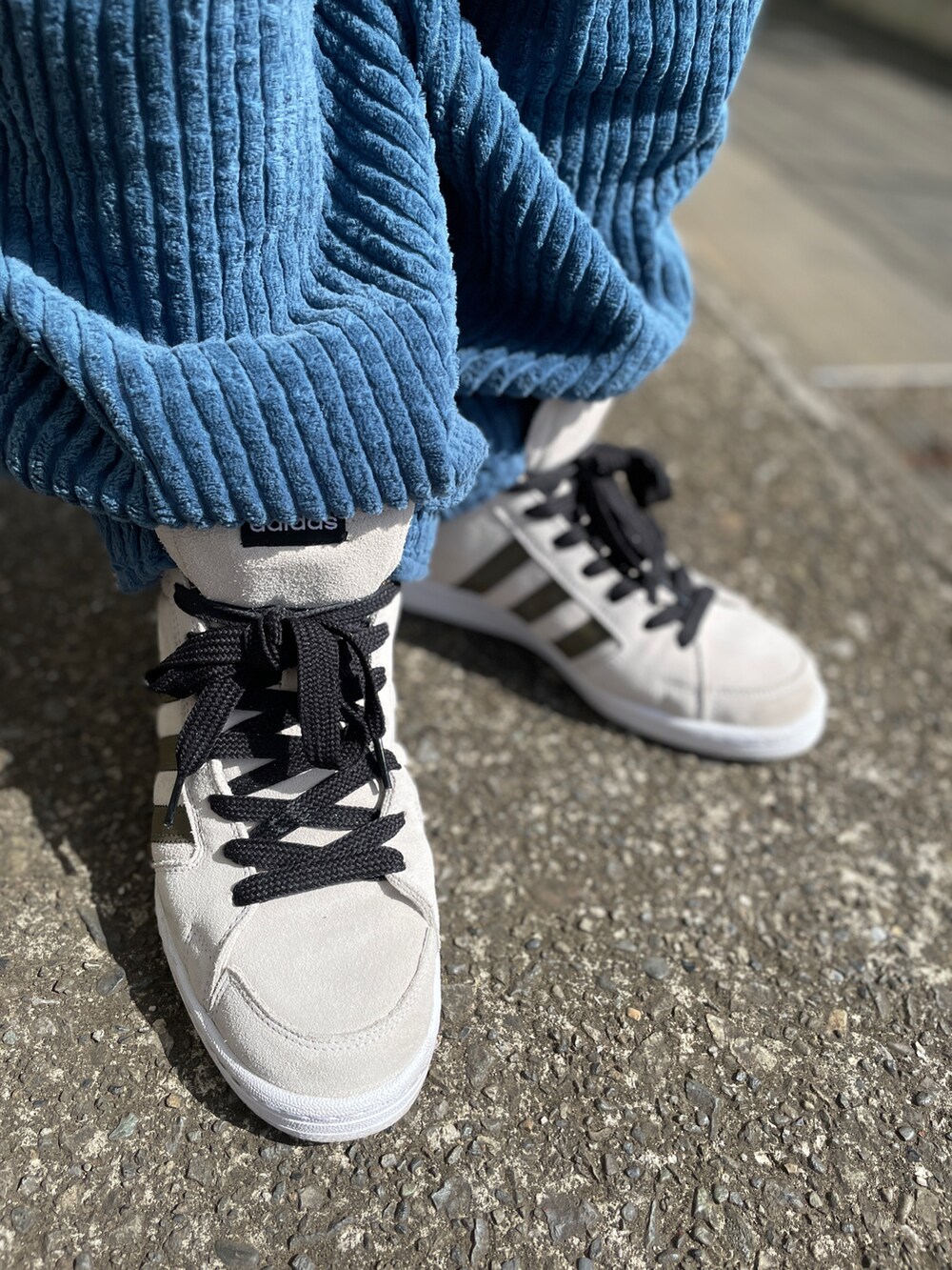 ホワイト系のスニーカー、ブルー系のその他パンツ、ホワイト系のTシャツ/カットソーを着用したメンズの春コーディネートの3枚目の写真