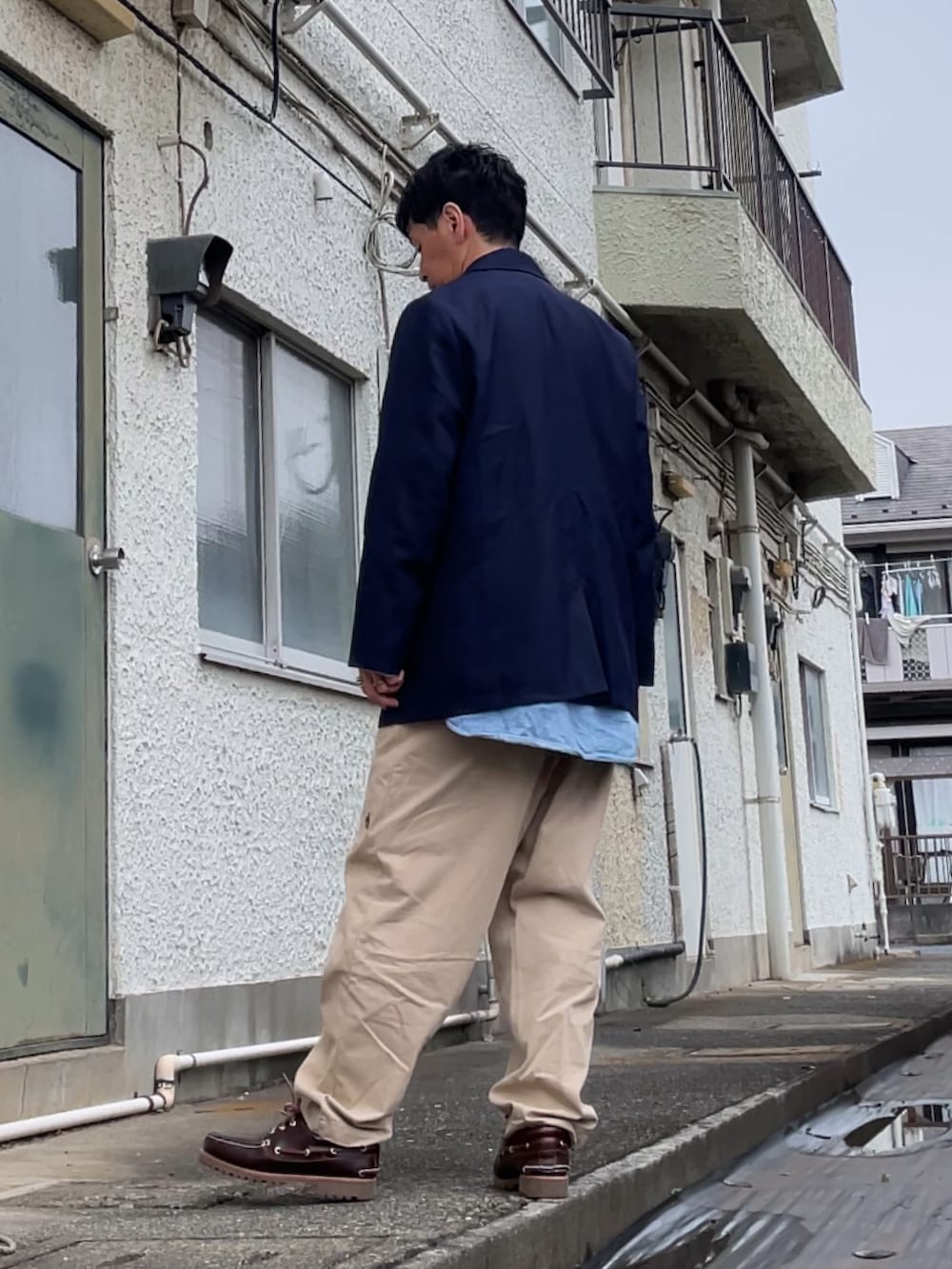 グリーン系のネクタイ、ブルー系のシャツ/ブラウス、ブルー系のテーラードジャケットを着用したメンズの春コーディネートの2枚目の写真