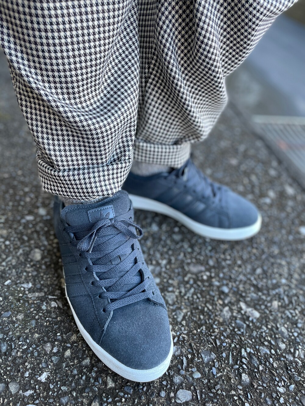 ブラック系のスニーカー、ベージュ系のその他パンツ、ブラック系のシャツ/ブラウスを着用したメンズの秋コーディネートの3枚目の写真