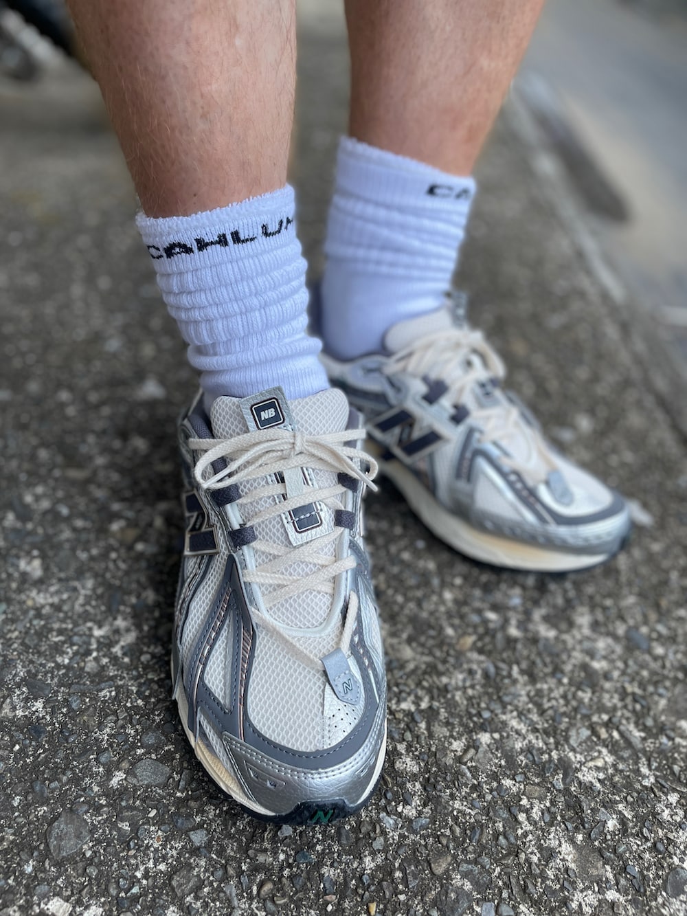 ブルー系のその他パンツ、ホワイト系のTシャツ/カットソー、ホワイト系のスニーカーを着用したメンズの夏コーディネートの3枚目の写真