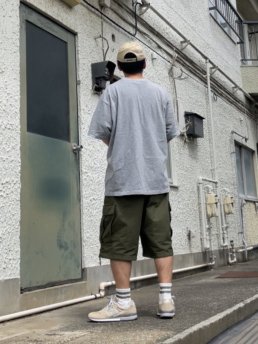 ベージュ系のスニーカー、グリーン系のカーゴパンツ、グレー系のTシャツ/カットソーを着用したメンズの夏コーディネートの2枚目の写真