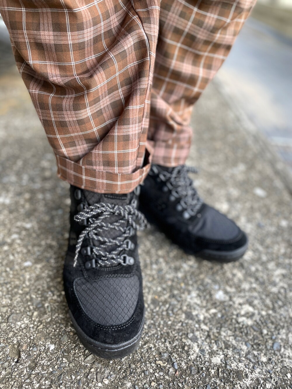 ブラック系のスニーカー、ブラウン系のその他パンツ、ホワイト系のTシャツ/カットソーを着用したメンズの秋コーディネートの3枚目の写真