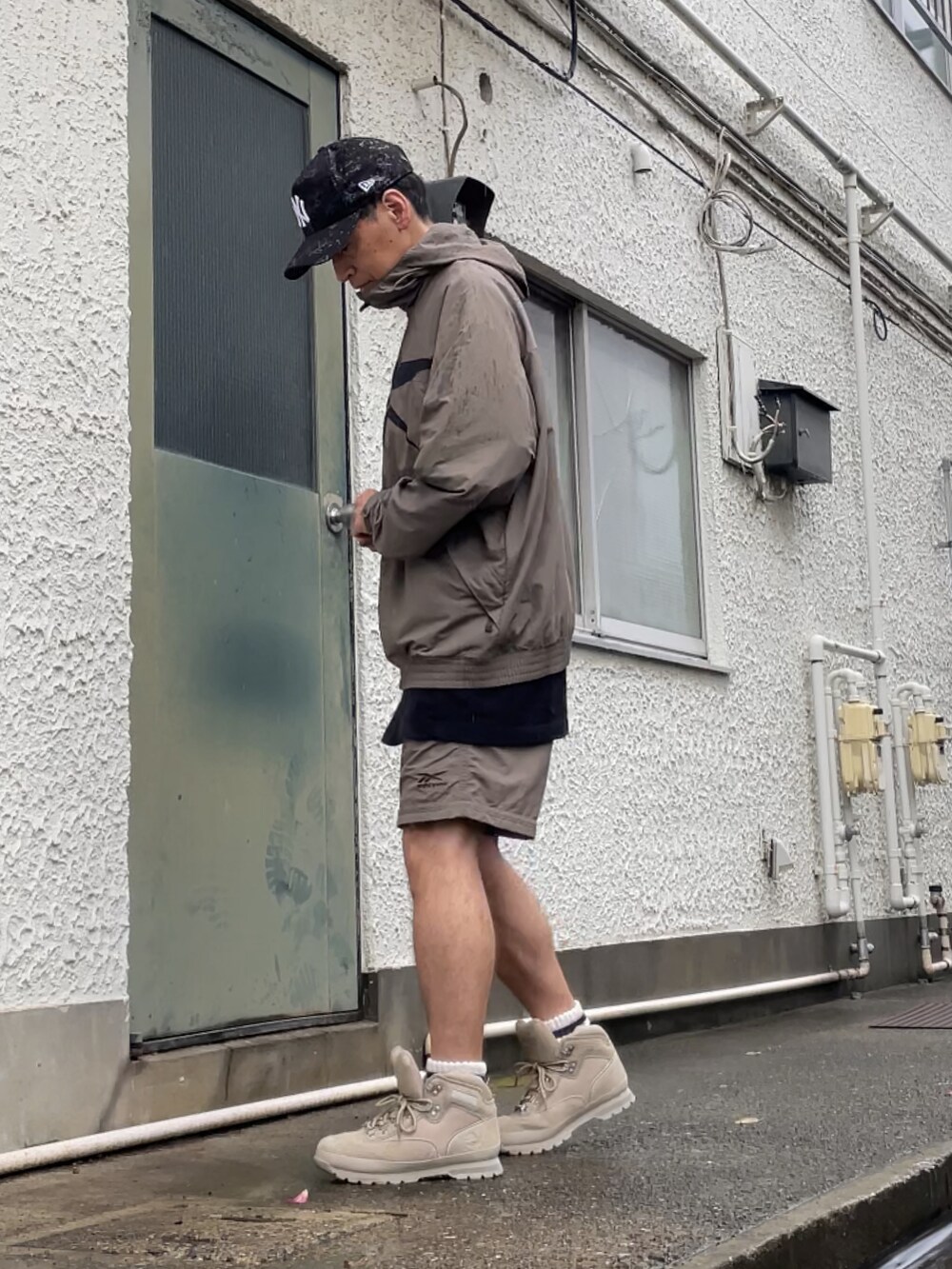 ベージュ系のブーツ、グレー系のその他パンツ、グレー系のブルゾンを着用したメンズの夏コーディネートの2枚目の写真