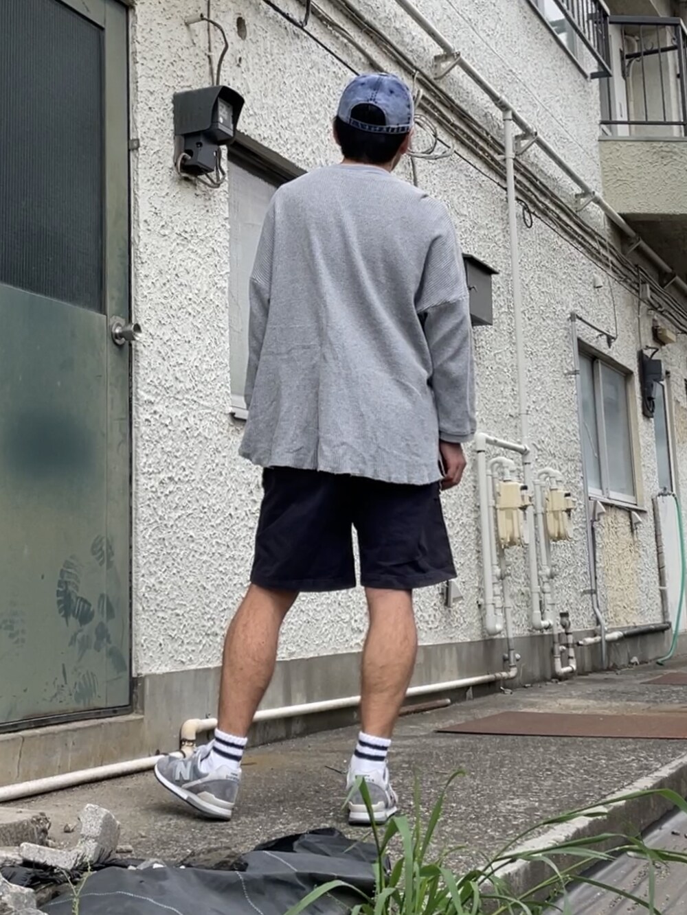 グレー系のスニーカー、ブルー系のその他パンツ、グレー系のTシャツ/カットソーを着用したメンズの春コーディネートの3枚目の写真