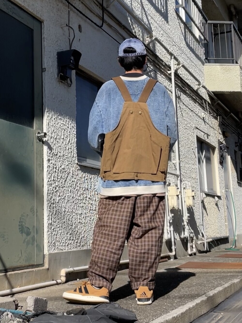 ブラウン系のスニーカー、ブラウン系のその他パンツ、ブルー系のトップスを着用したメンズの秋コーディネートの2枚目の写真