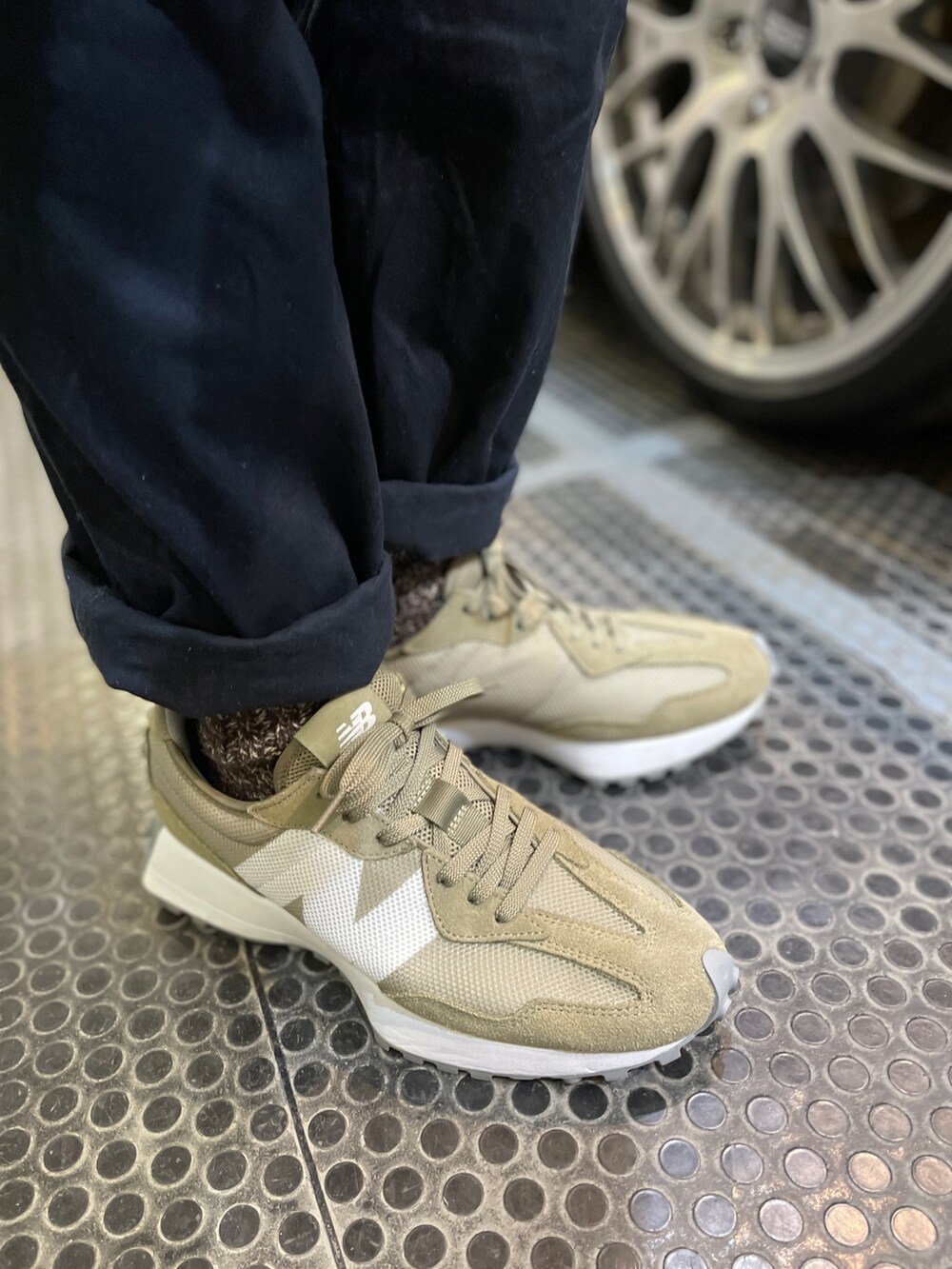 グリーン系のスニーカー、ブルー系のその他パンツ、グリーン系のTシャツ/カットソーを着用したメンズの冬コーディネートの3枚目の写真