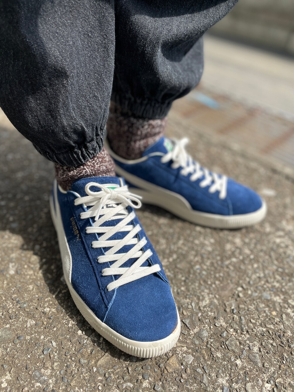 ブルー系のスニーカー、ブラック系のデニムパンツ、ブルー系のデニムジャケットを着用したメンズの春コーディネートの3枚目の写真