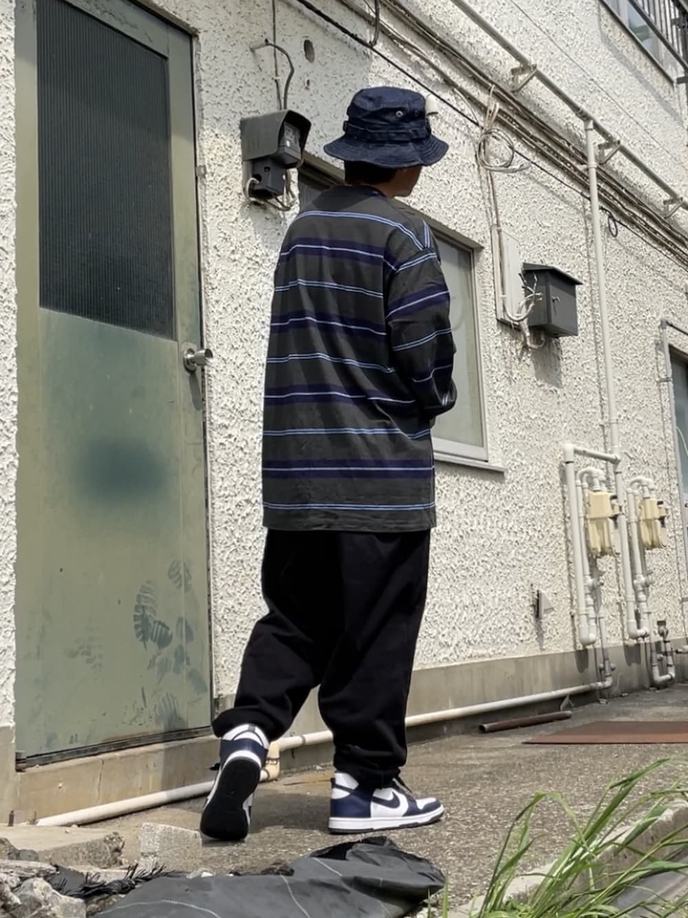 ブルー系のスニーカー、ブラック系のその他パンツ、ブルー系のTシャツ/カットソーを着用したメンズの春コーディネートの2枚目の写真