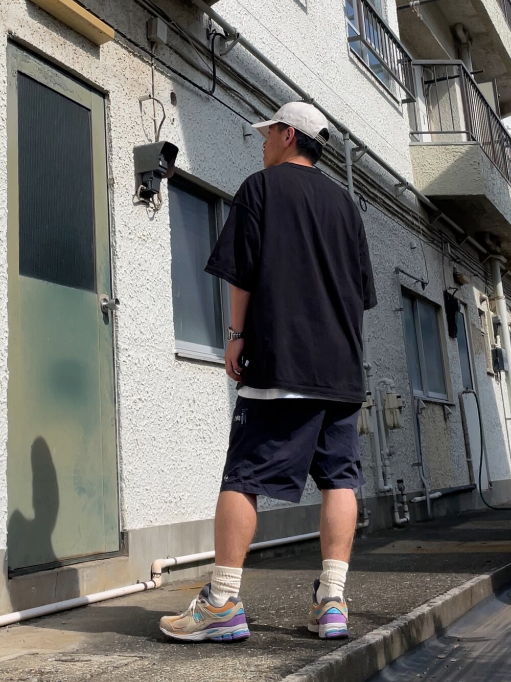 ベージュ系のスニーカー、ブルー系のその他パンツ、ブルー系のTシャツ/カットソーを着用したメンズの夏コーディネートの2枚目の写真