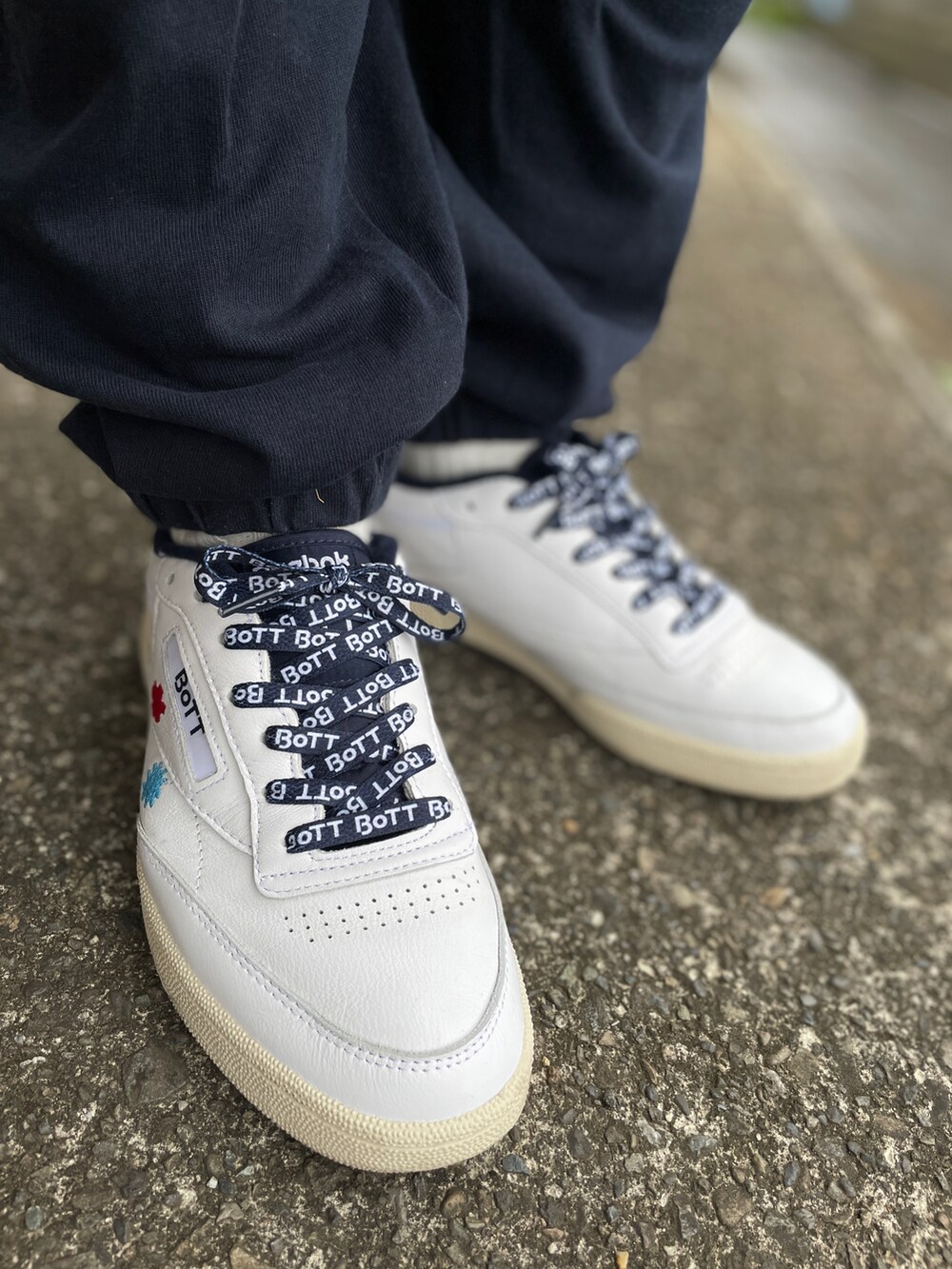 ホワイト系のスニーカー、ブルー系のスウェットパンツ、グレー系のTシャツ/カットソーを着用したメンズの夏コーディネートの3枚目の写真