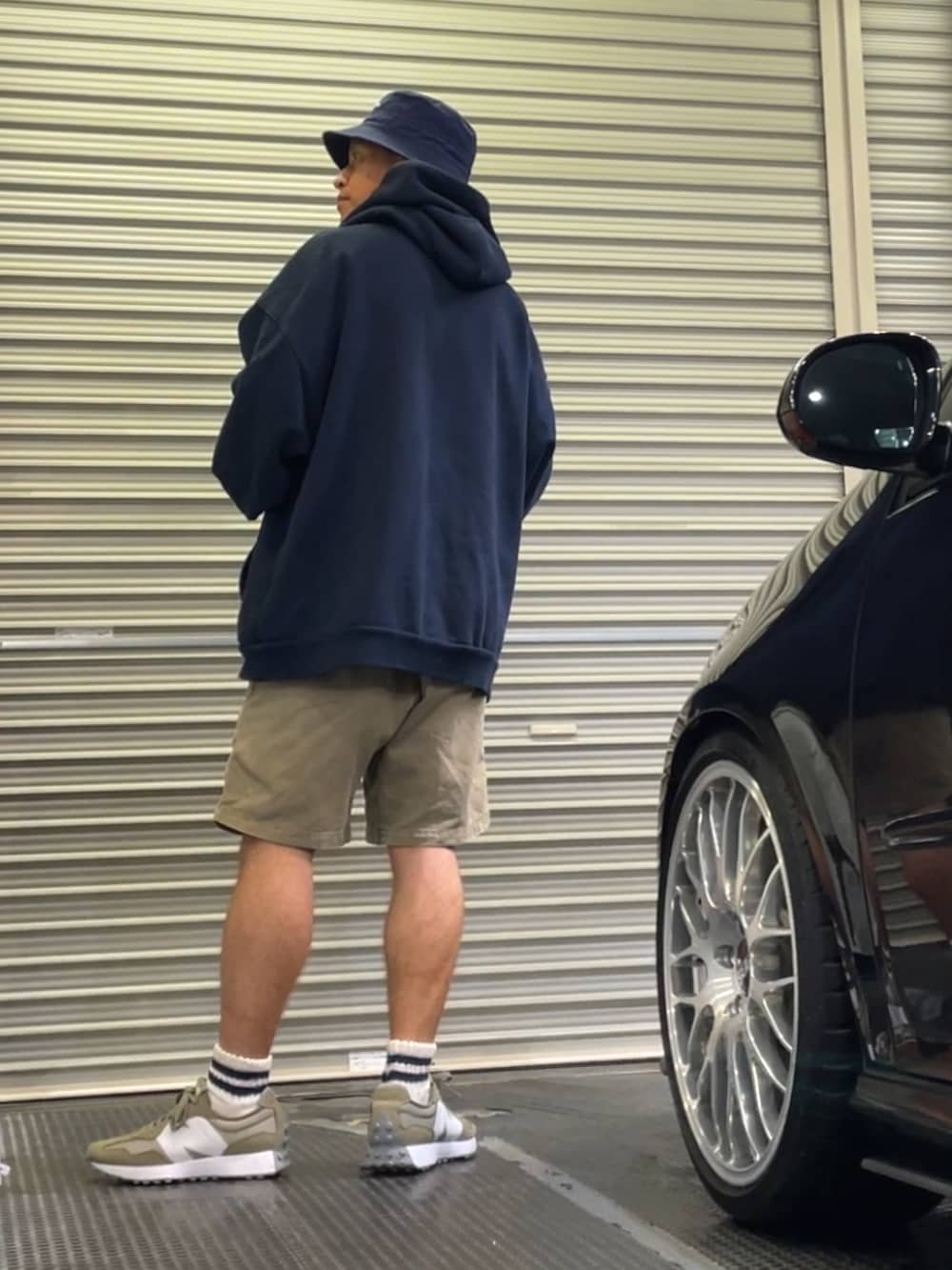 グリーン系のスニーカー、グリーン系のパンツ、ブルー系のパーカーを着用したメンズの春コーディネートの2枚目の写真