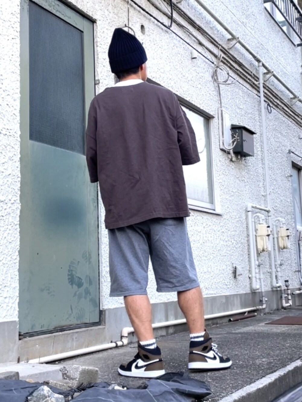 ブラウン系のスニーカー、グレー系のその他パンツ、ブラウン系のTシャツ/カットソーを着用したメンズの秋コーディネートの2枚目の写真