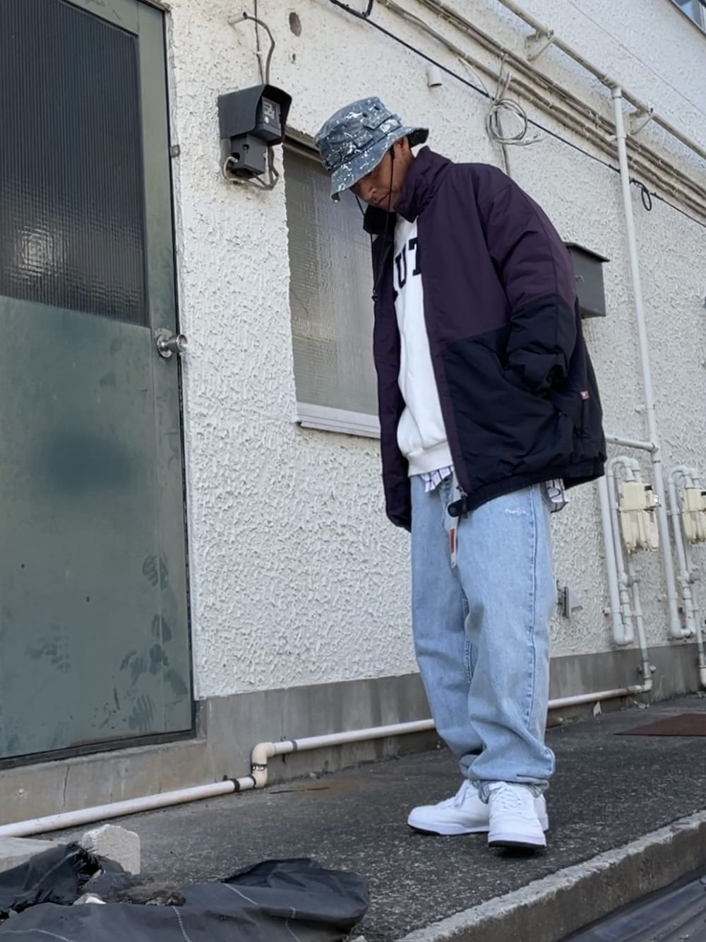 ホワイト系のスニーカー、ブルー系のデニムパンツ、その他のシャツ/ブラウスを着用したメンズの秋コーディネートの5枚目の写真