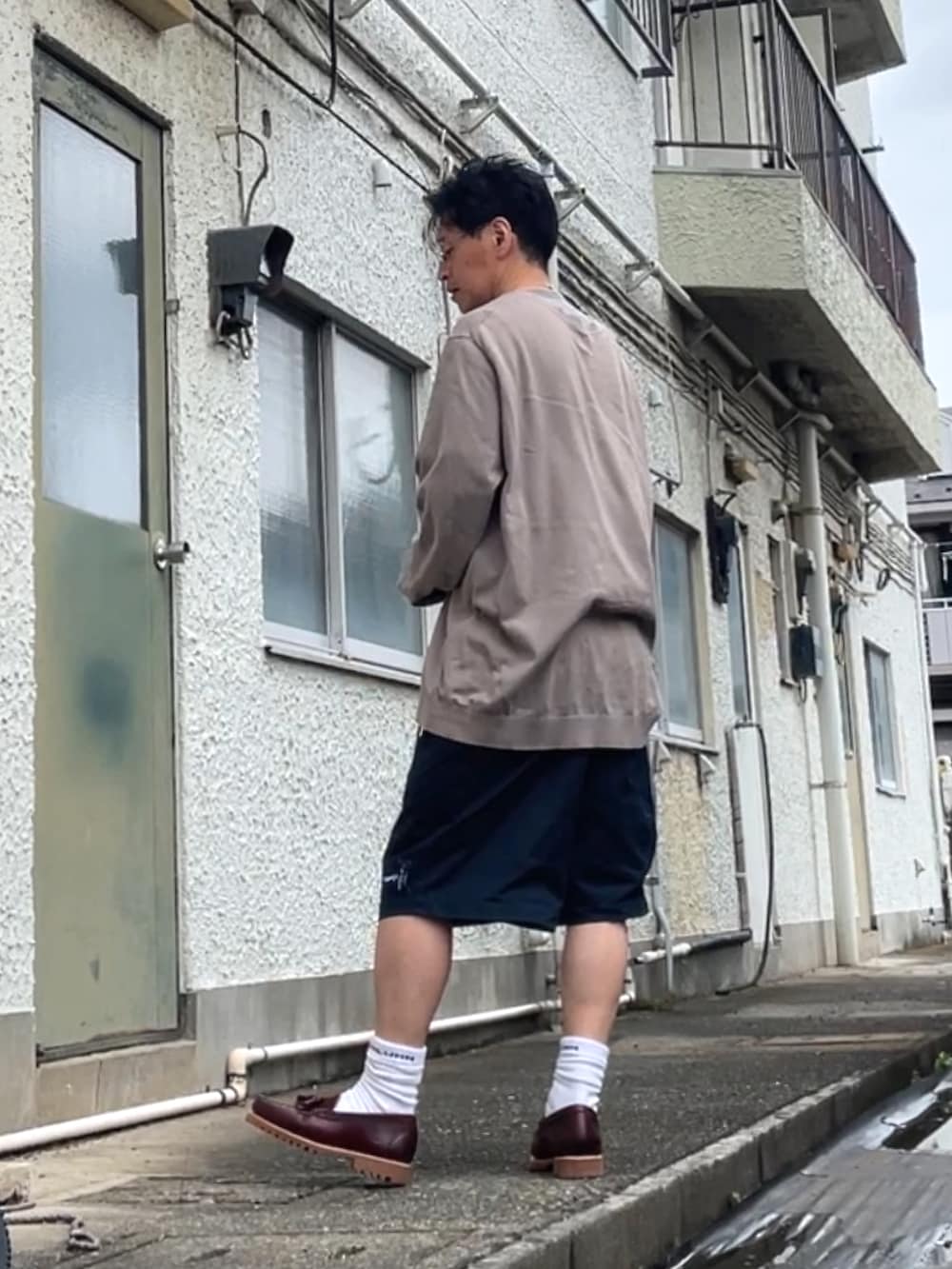 ブラウン系のニット/セーター、レッド系のローファー、ブルー系のその他パンツを着用したメンズの夏コーディネートの2枚目の写真