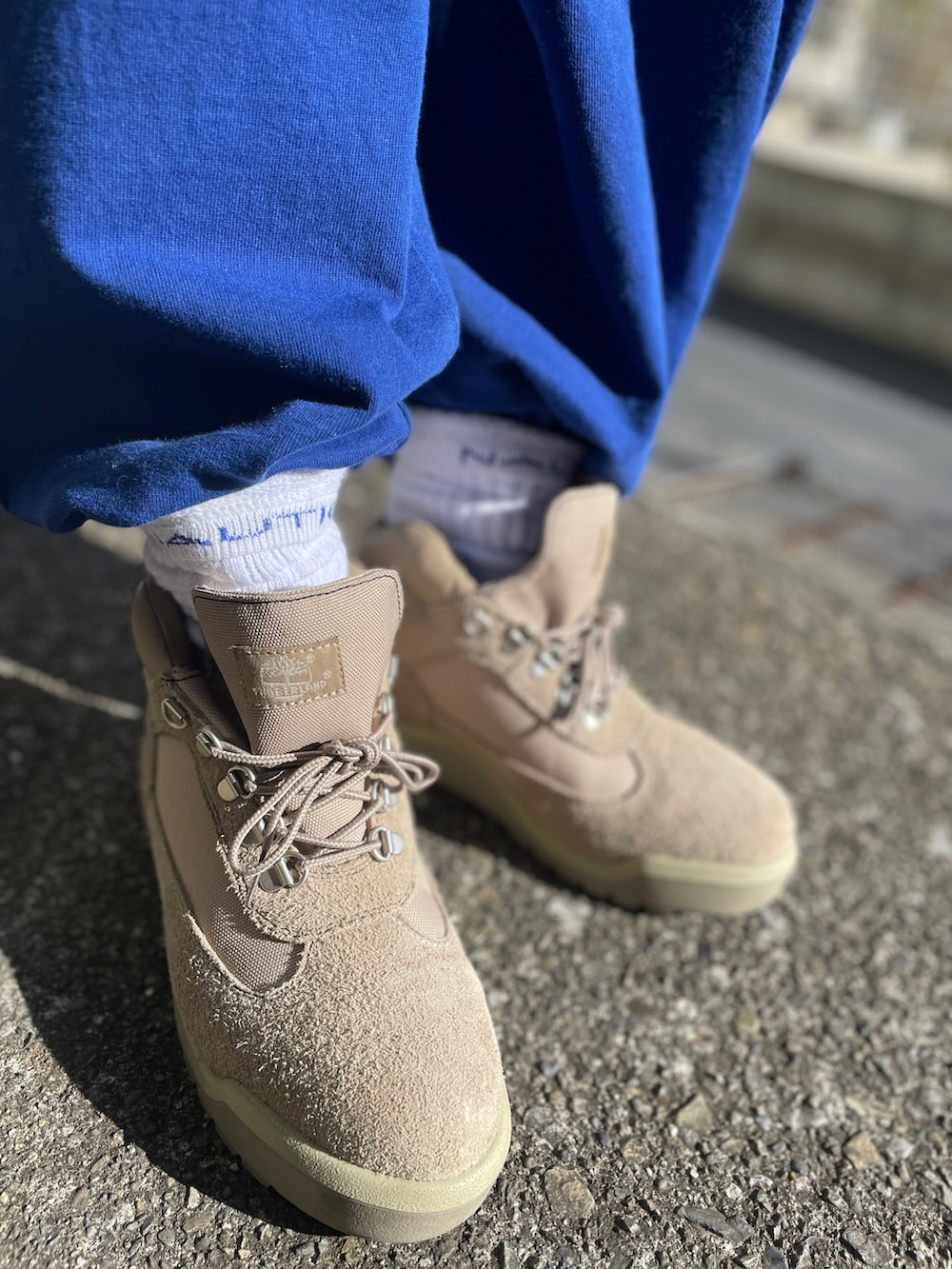 ベージュ系のブーツ、ブルー系のスウェットパンツ、ブルー系のパーカーを着用したメンズの秋コーディネートの3枚目の写真