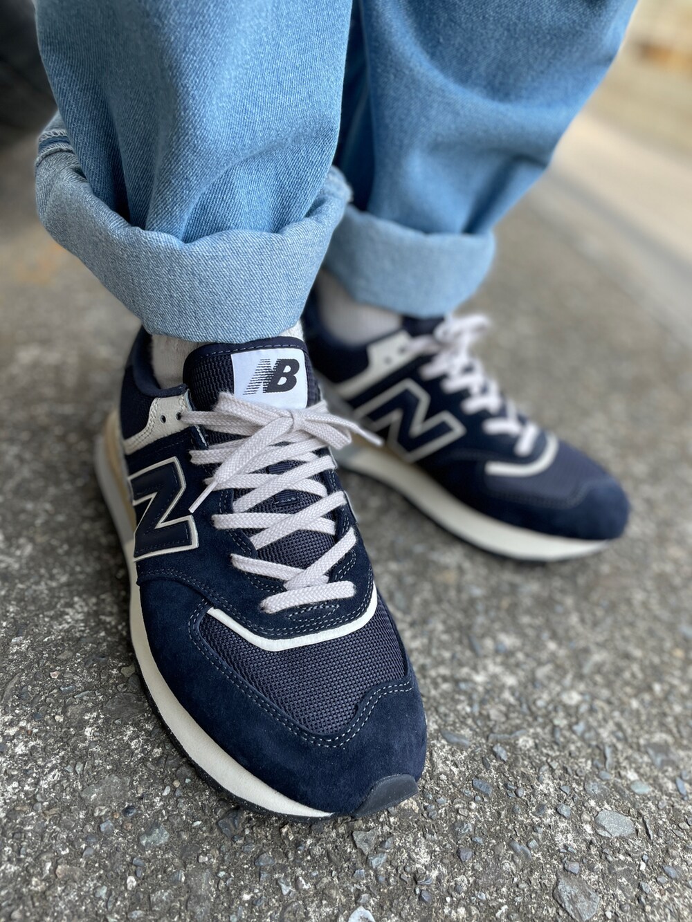 ブルー系のスニーカー、ブルー系のデニムパンツ、グリーン系のTシャツ/カットソーを着用したメンズの夏コーディネートの3枚目の写真