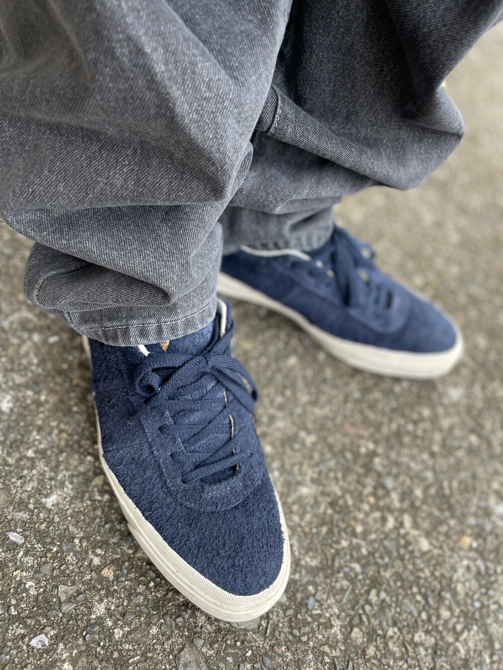 ブルー系のスニーカー、ブラック系のデニムパンツ、ホワイト系のTシャツ/カットソーを着用したメンズの秋コーディネートの3枚目の写真