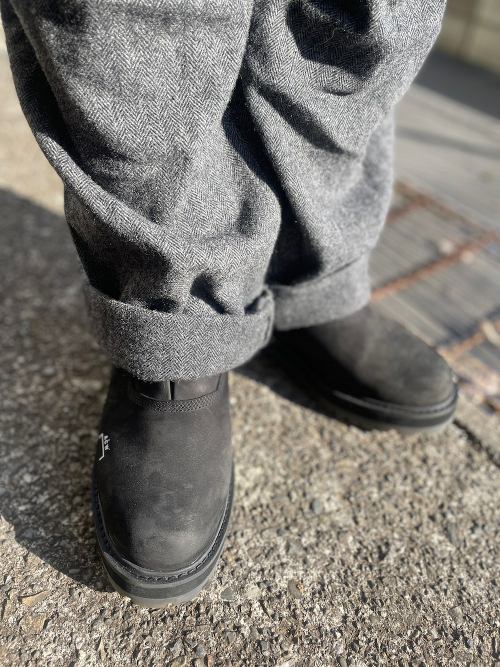 ブラック系のシャツ/ブラウス、ブルー系のジャケット/アウター、グレー系のパンツを着用したメンズの冬コーディネートの3枚目の写真