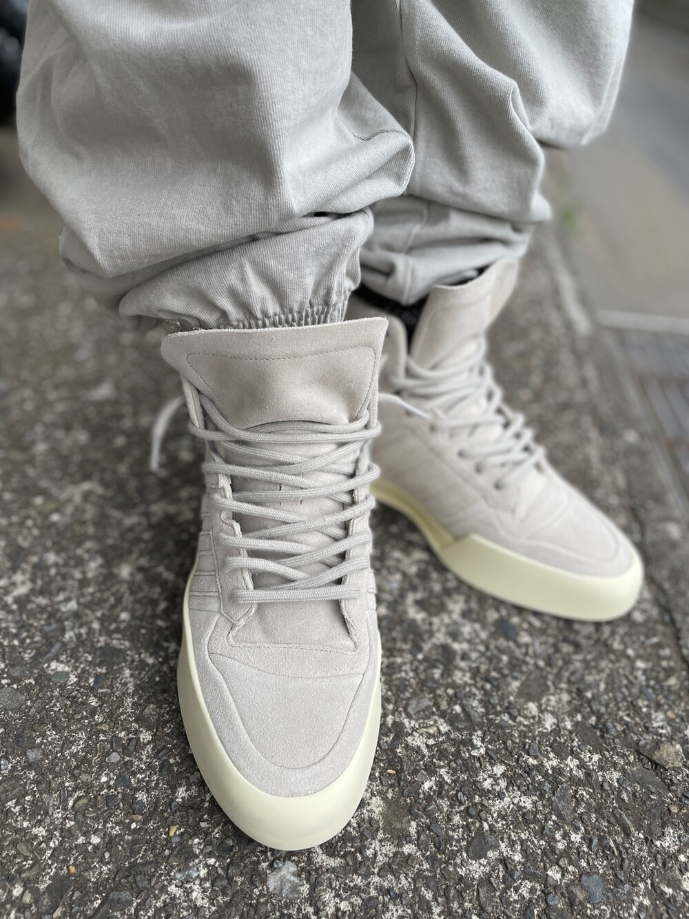 ベージュ系のスニーカー、グレー系のその他パンツ、ブルー系のTシャツ/カットソーを着用したメンズの春コーディネートの3枚目の写真