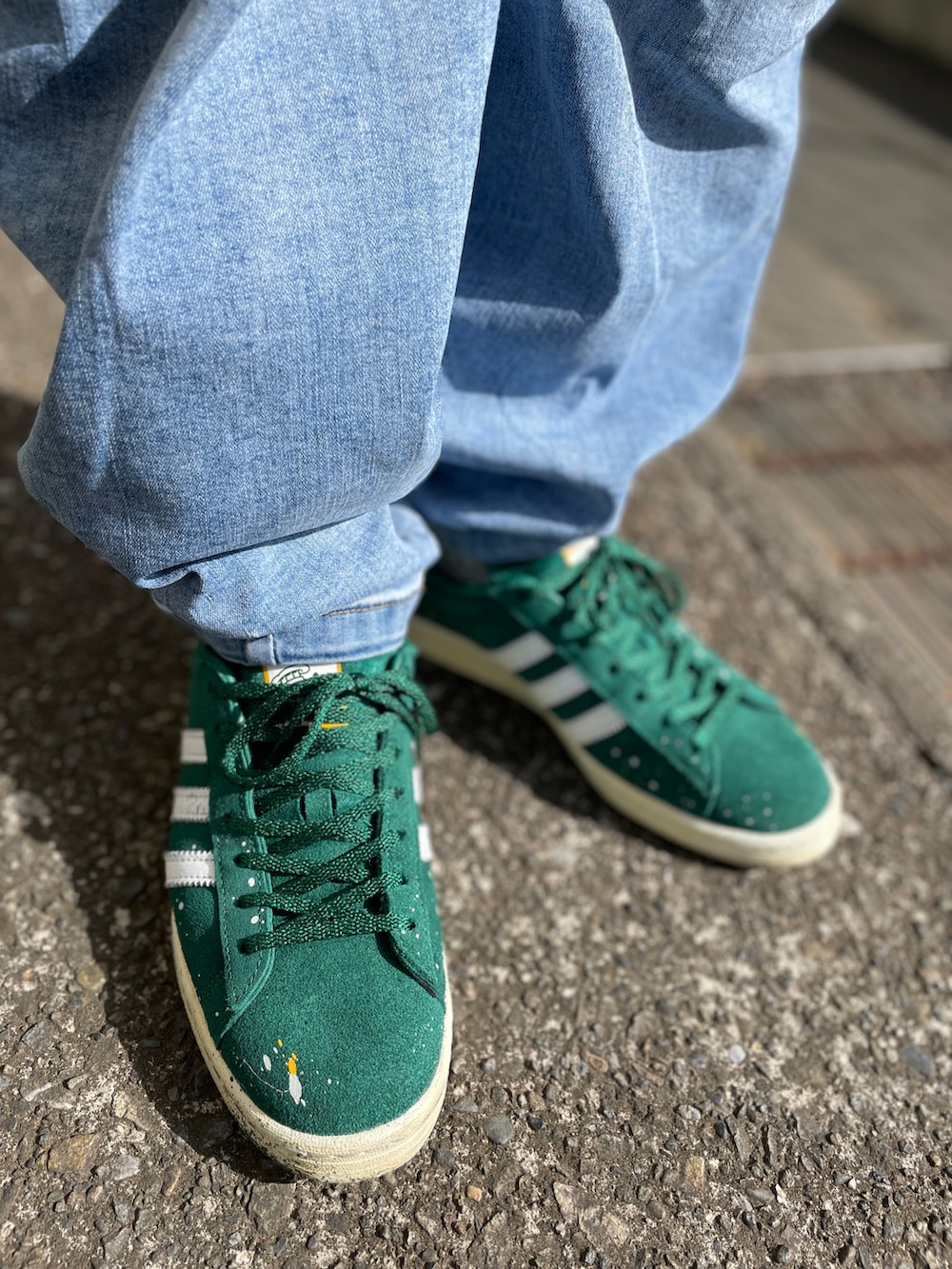 グリーン系のスニーカー、ブルー系のデニムパンツ、グリーン系のTシャツ/カットソーを着用したメンズの春コーディネートの3枚目の写真