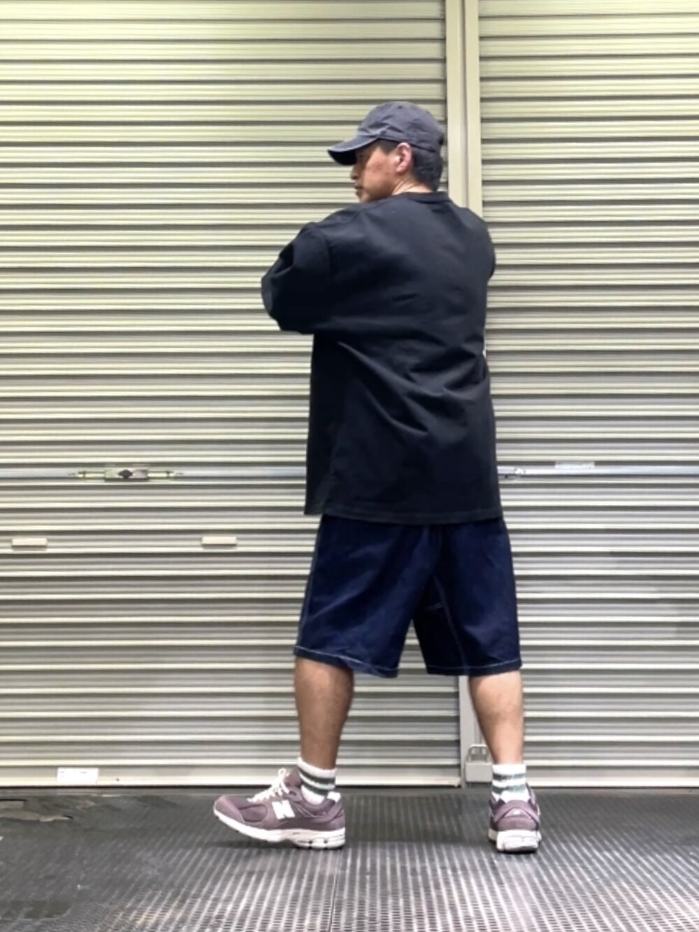 ブラウン系のスニーカー、ブルー系のデニムパンツ、ブラック系のTシャツ/カットソーを着用したメンズの春コーディネートの3枚目の写真