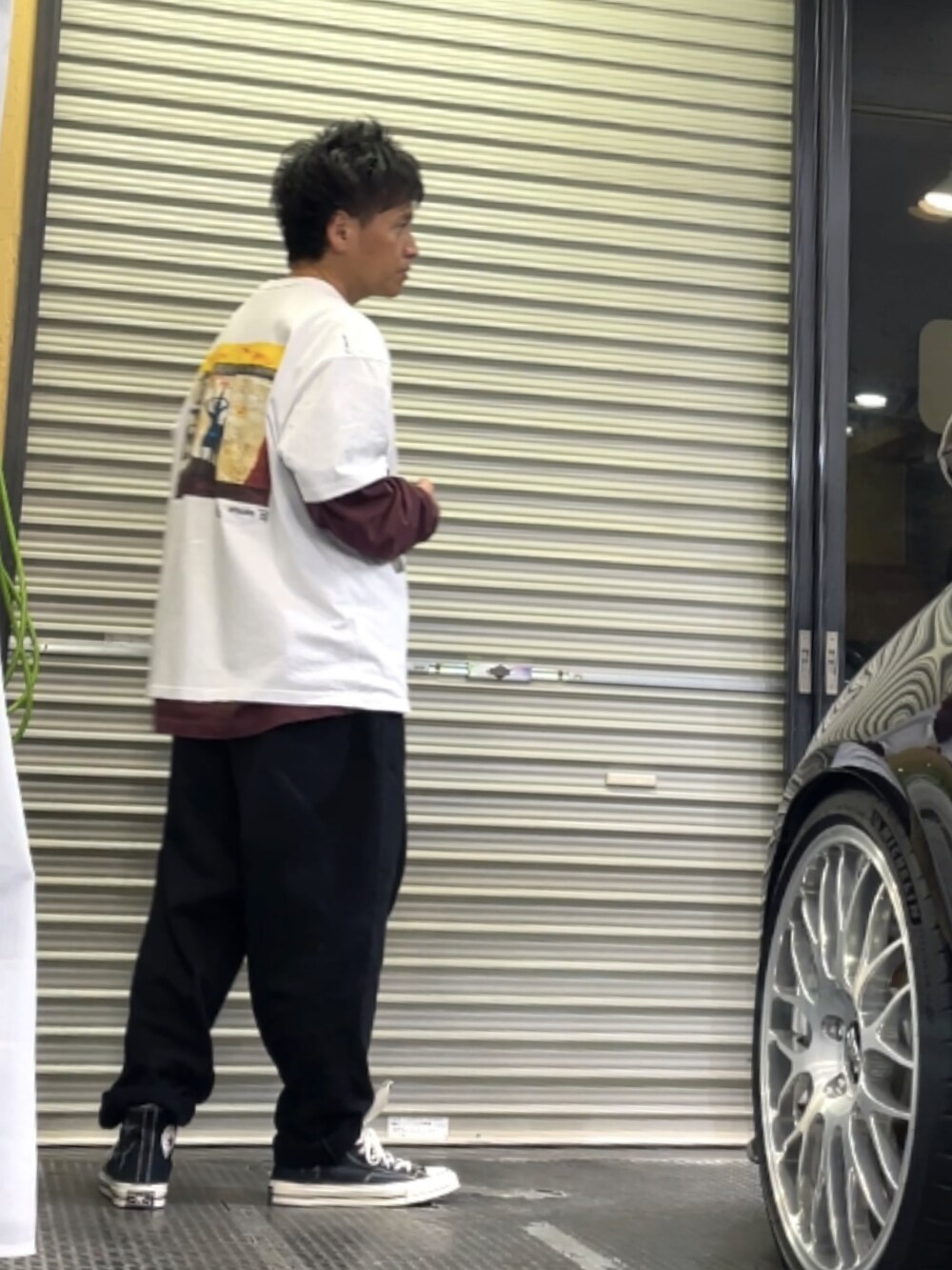 ブラック系のスニーカー、ブラック系のその他パンツ、ホワイト系のTシャツ/カットソーを着用したメンズの春コーディネートの3枚目の写真