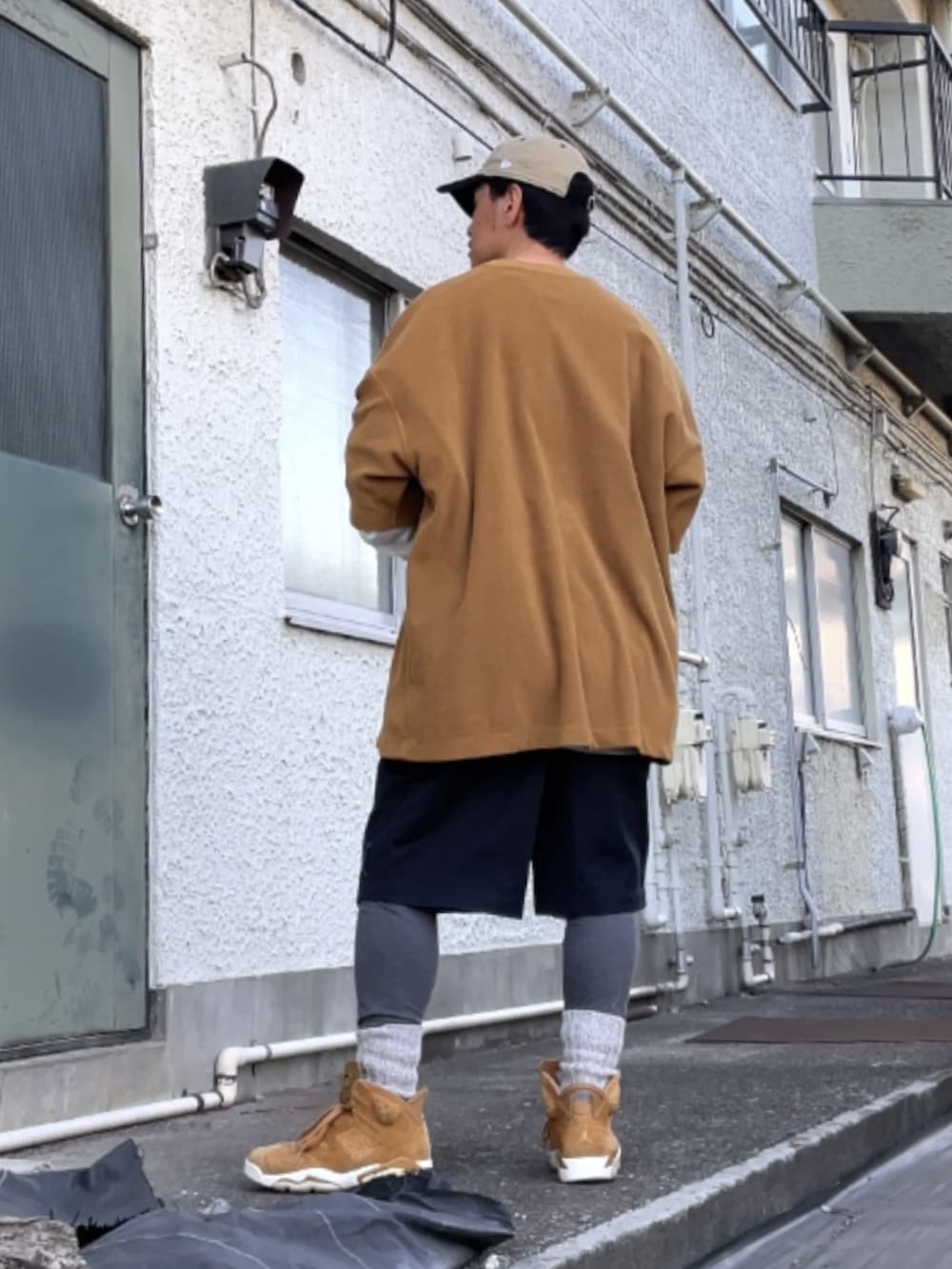 ブラウン系のスニーカー、ブルー系のその他パンツ、ブラウン系のTシャツ/カットソーを着用したメンズの春コーディネートの2枚目の写真