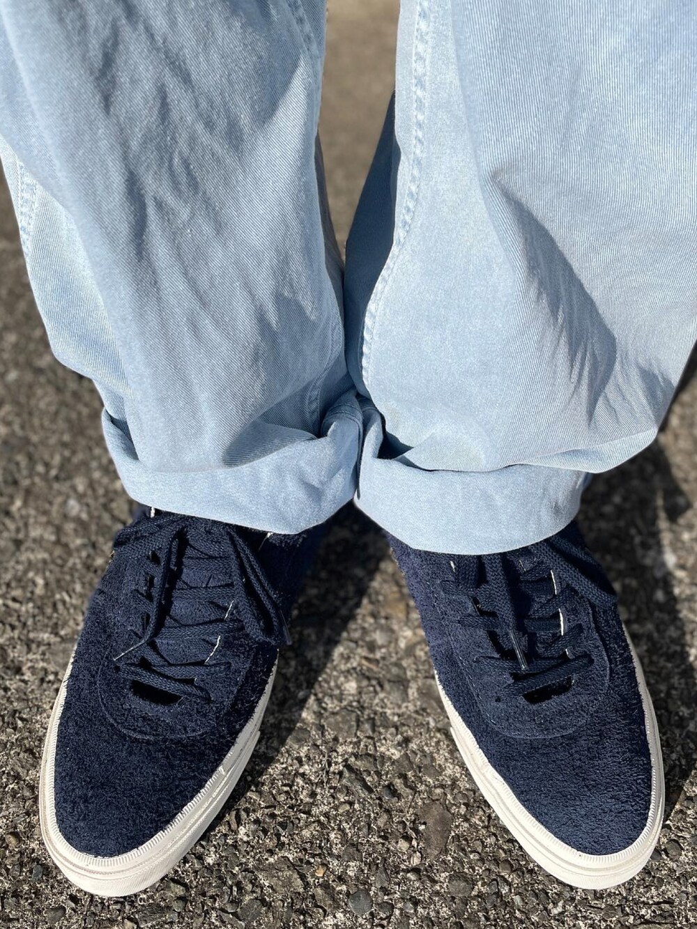 ブルー系のスニーカー、ブルー系のTシャツ/カットソー、ブルー系のハットを着用したメンズの春コーディネートの3枚目の写真